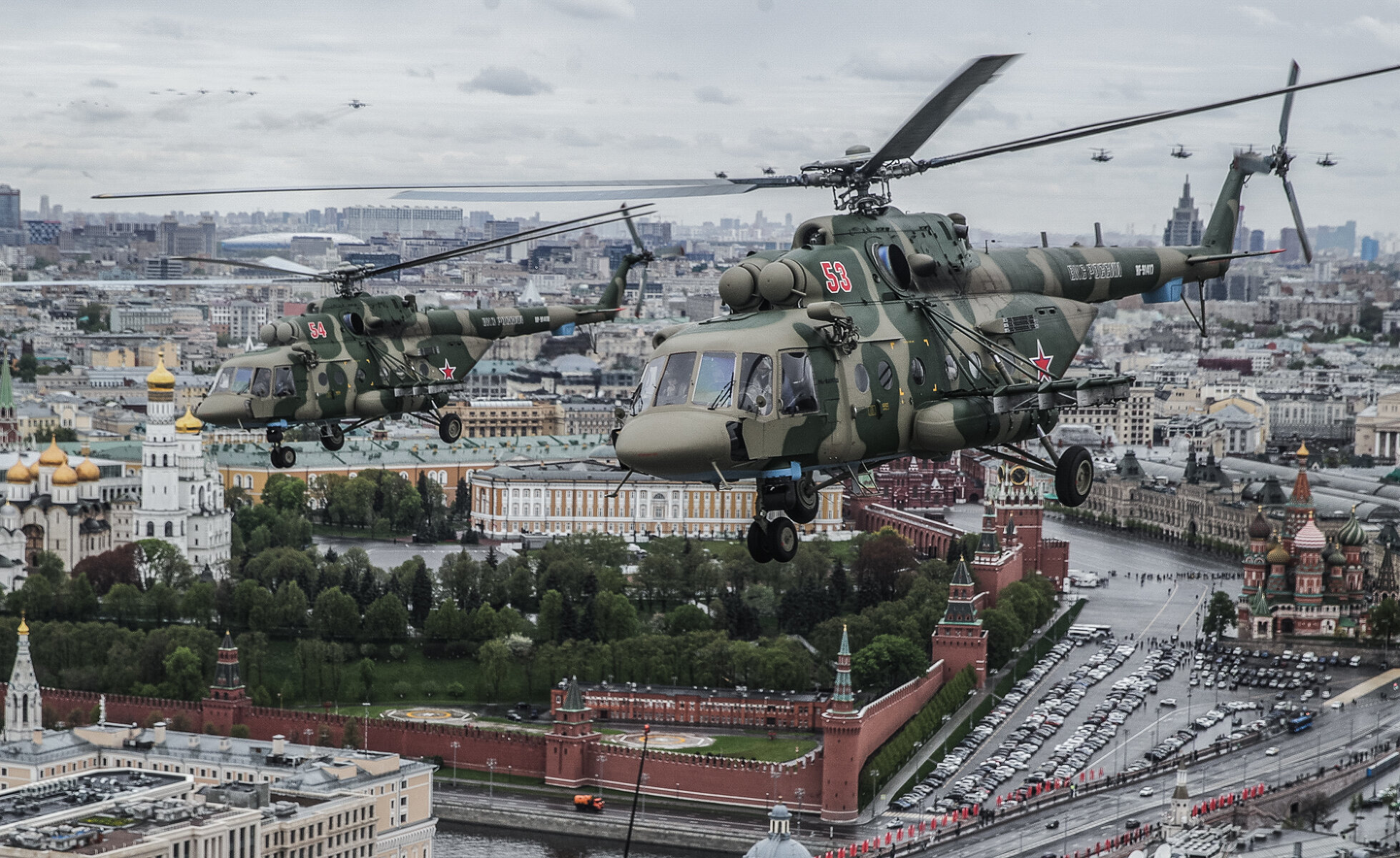 <p>Москва. Многоцелевые вертолеты Ми-8 во время авиапарада</p>
