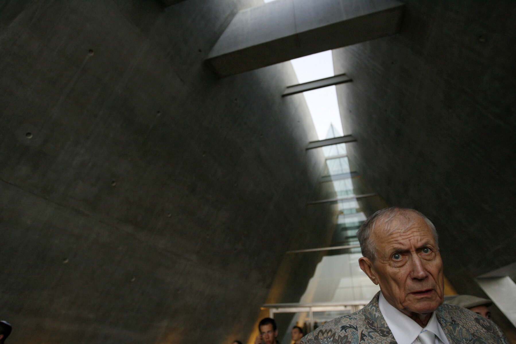 <p>Евгений Евтушенко во время посещения мемориала жертвам Холокоста Яд ва-Шем в Иерусалиме 15 ноября 2007 года.</p>