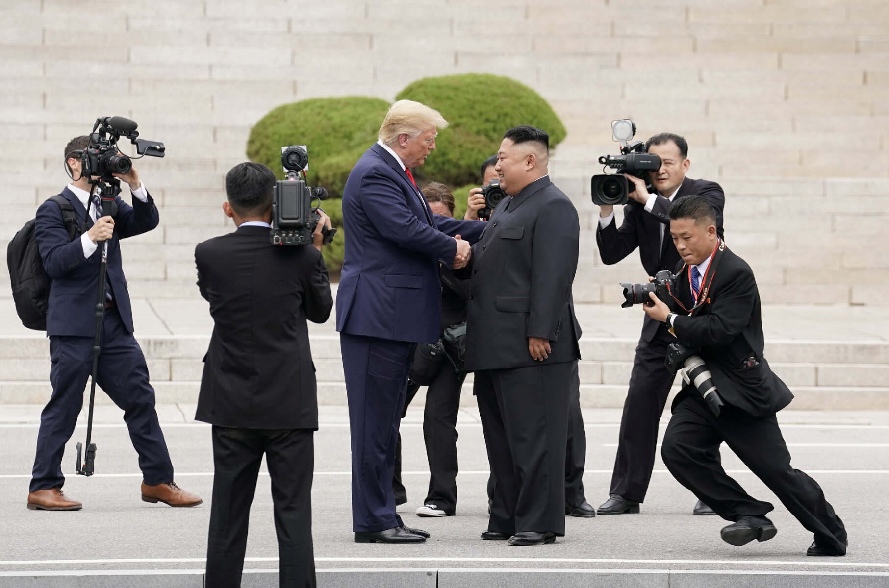 <p>Встреча Дональда Трампа и Ким Чен Ына. Демаркационная зона между северной и Южной Кореей, 2019 год</p>