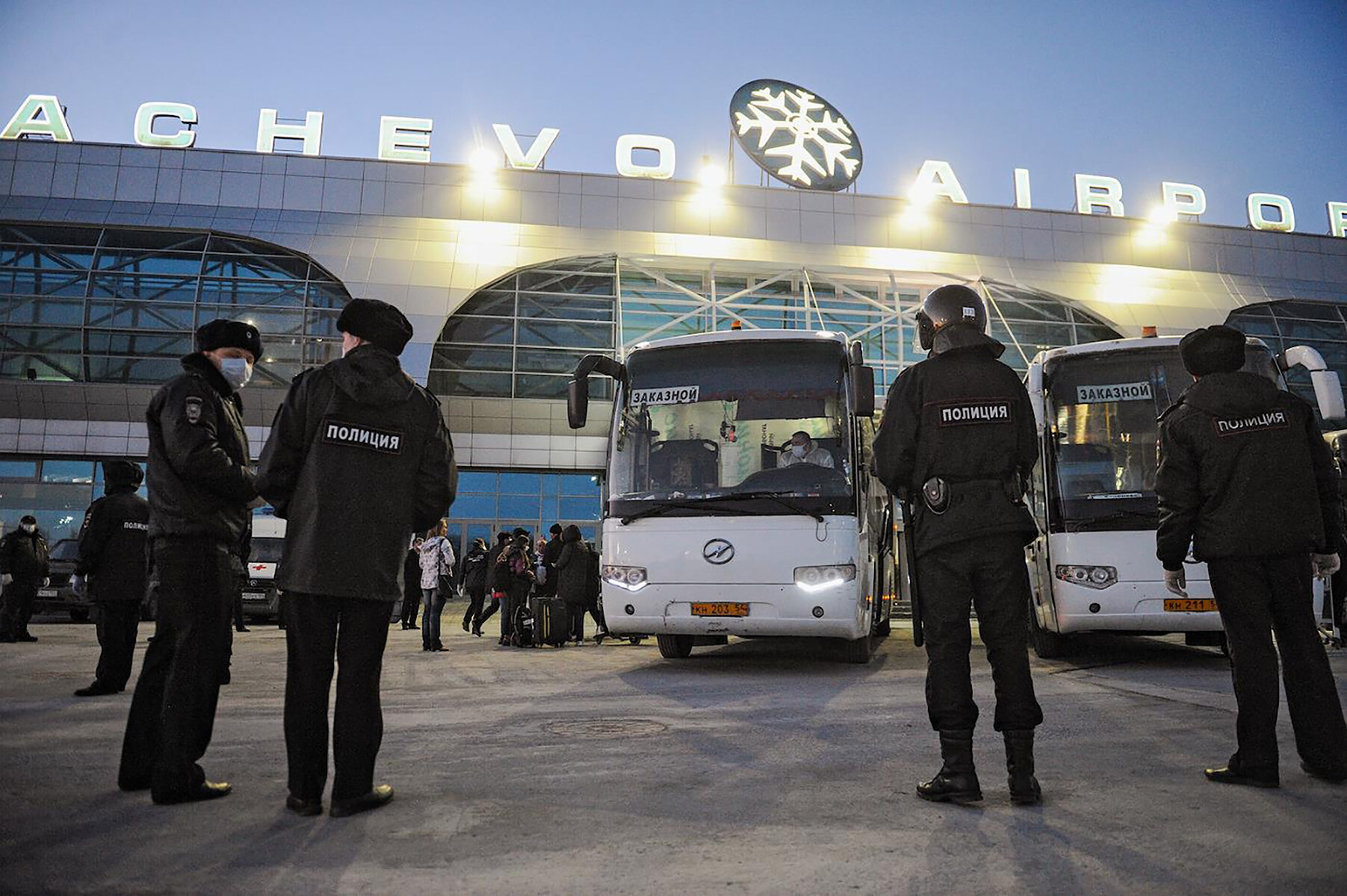 <p>Сотрудники полиции контролируют посадку в автобусы пассажиров одного из &laquo;эвакуационных рейсов&raquo; из Бангкока в Новосибирск после закрытия границ</p>