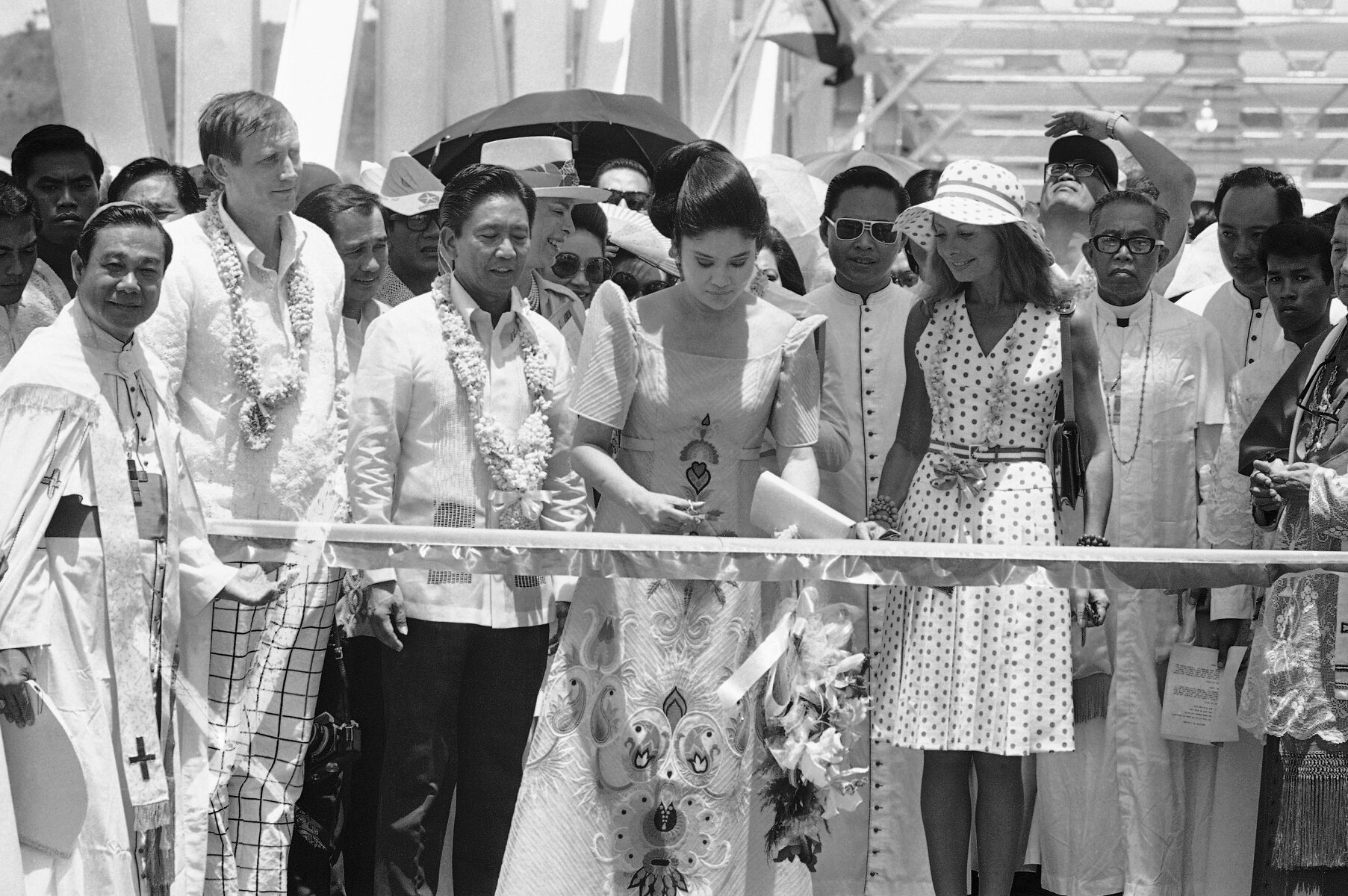 <p>Евгений Евтушенко на инаугурации филиппинского президента Фердинанда Маркоса, 1973 год. На фото: президент Филиппин Фердинанд Маркос помогает первой леди Имельде Маркос перерезать торжественные ленты.</p>