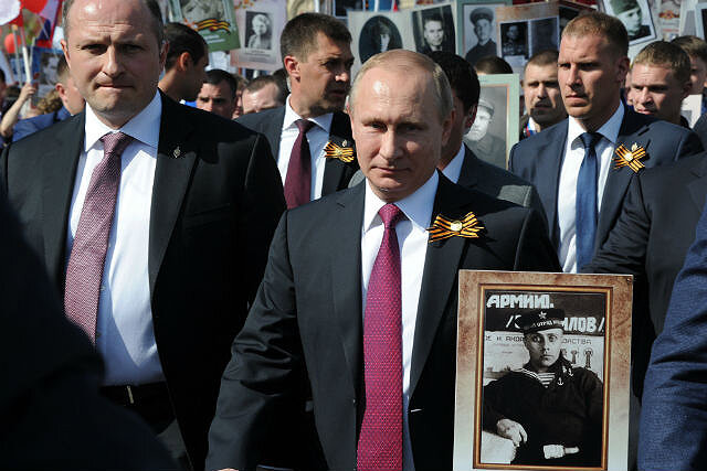 Владимир Путин несет портрет своего отца Владимира Спиридоновича