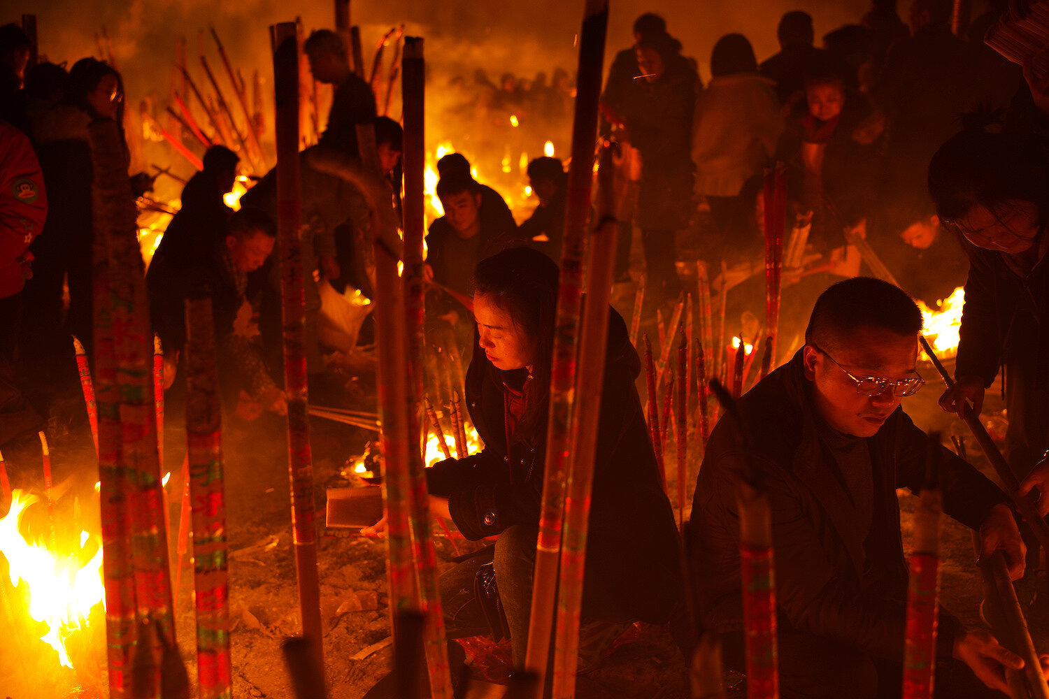 <p>Люди сжигают благовонные палочки и бумагу во время молитвы на&nbsp;удачу в канун Нового года в храме в одном из крупнейших&nbsp;городов&nbsp;Китая&nbsp;Чунцине.</p>