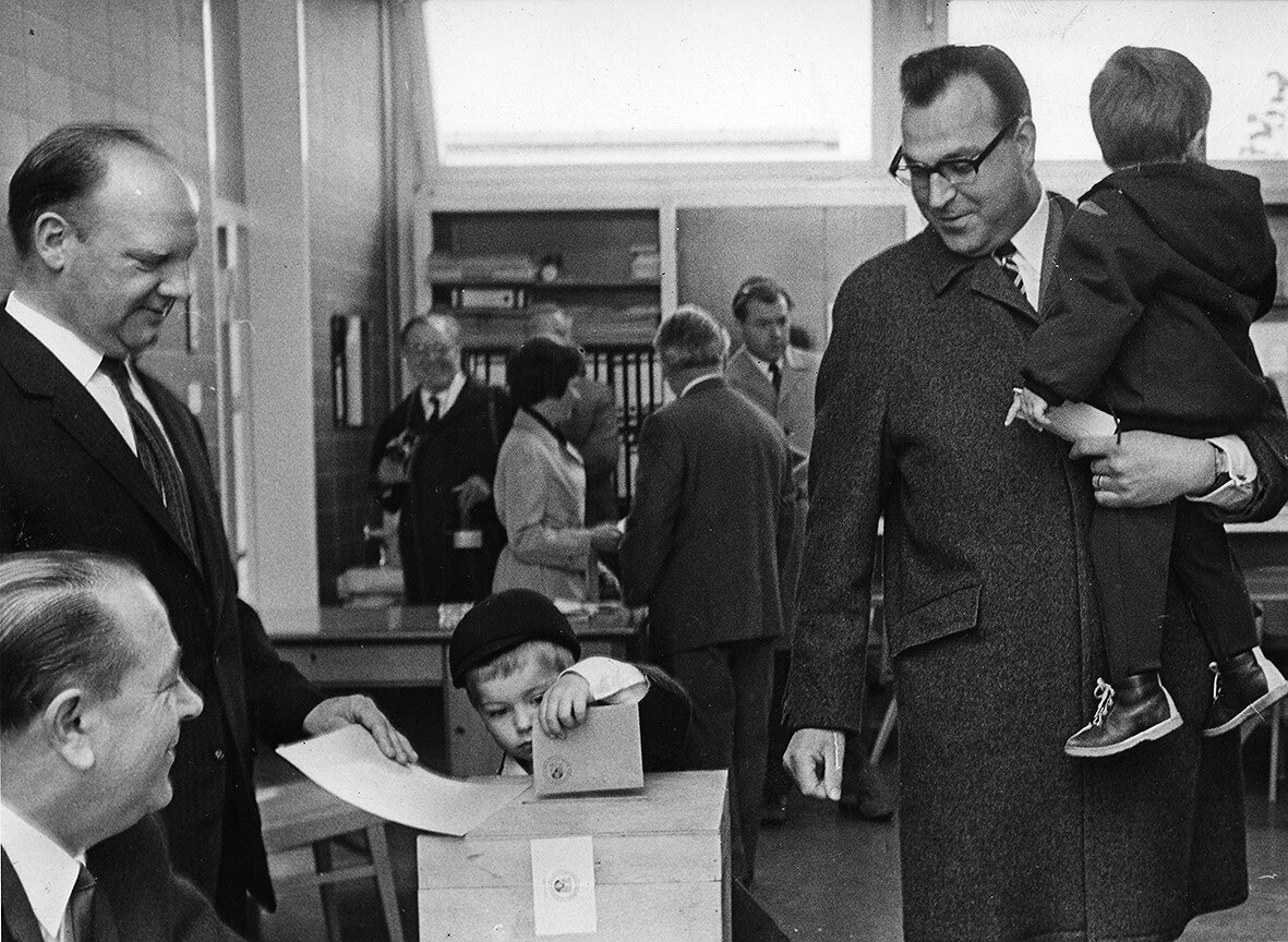<p>Гельмута Коль с сыновьями Уолтером и Петром в 1966 году.</p>