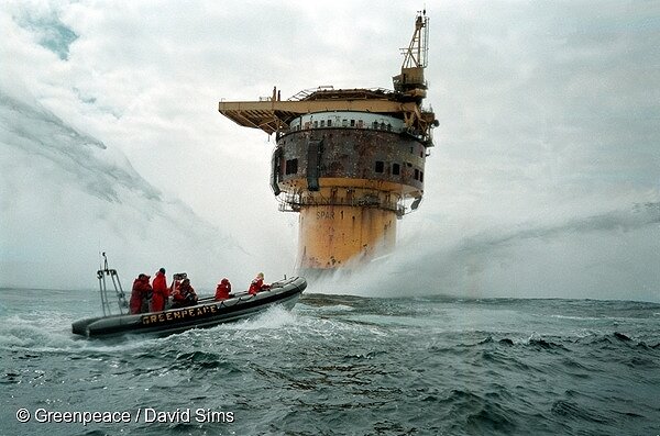 <p>1995 год, активисты блокируют работу платформы Brent Spar в Северном море, чтобы добиться запрета на сброс отходов в воду с прибрежных сооружений. Сегодня сброс токсичных веществ в Северном море запрещен.</p>