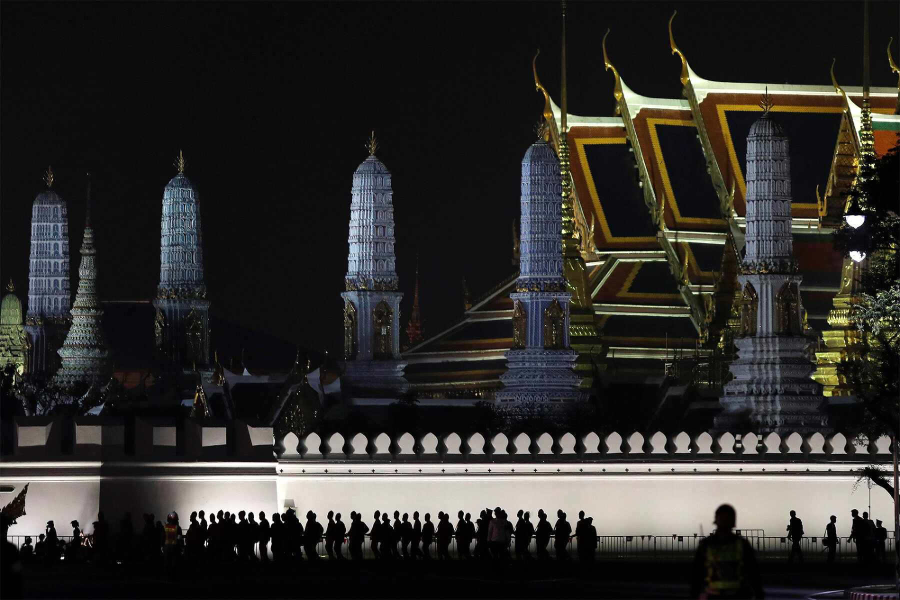 <p>Военные Таиланда и подданные&nbsp;перед королевской церемонией кремации у Большого дворца&nbsp;в Бангкоке.</p>