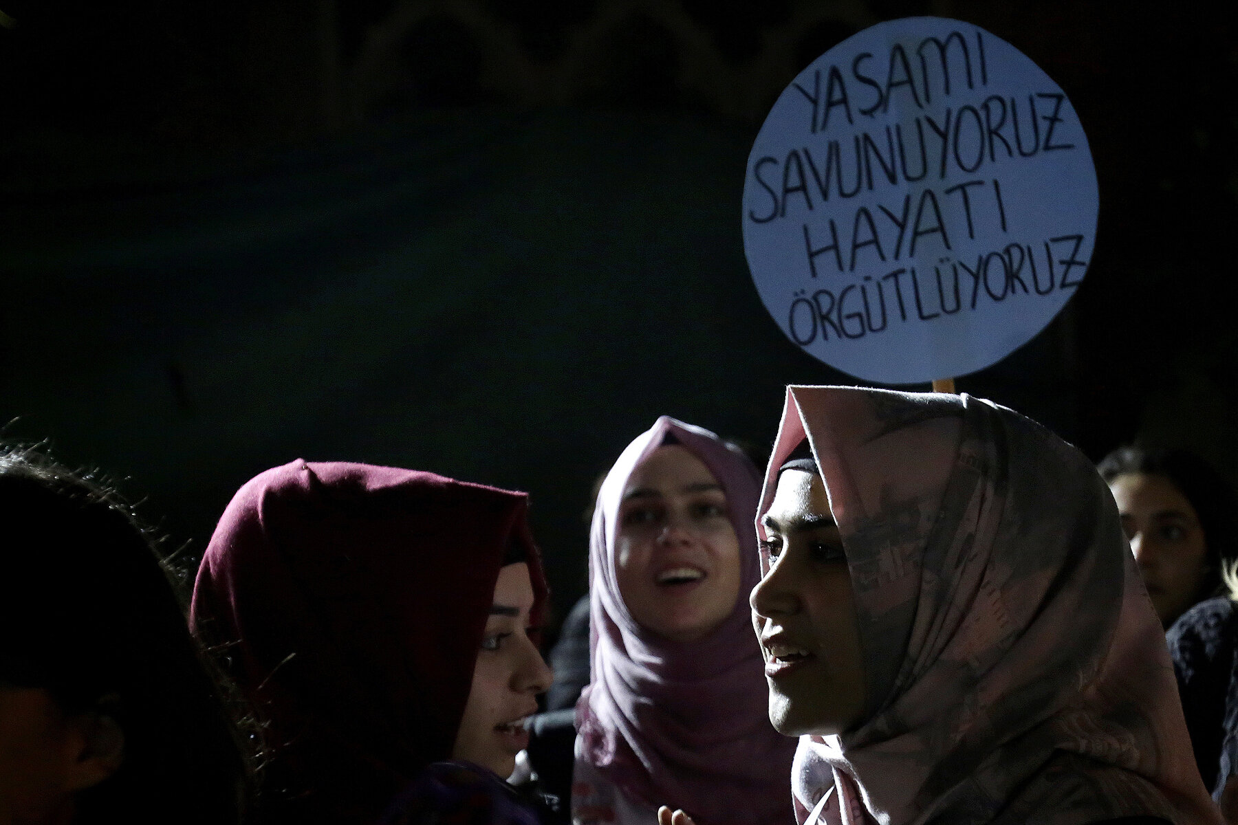 <p>Женщины выкрикивают лозунги во время мирного митинга около отеля Ledras Palace внутри буферной зоны ООН в столице Никосии. Они держат плакат, на котором написано «Мы защищаем жизнь, мы создаем жизнь». Около 500 женщин киприоток устроили марш по обе стороны этнически разделенного Кипра в Международный женский день, чтобы призвать лидеров острова преодолеть разногласия и возобновить прерванные переговоры о воссоединении. </p>