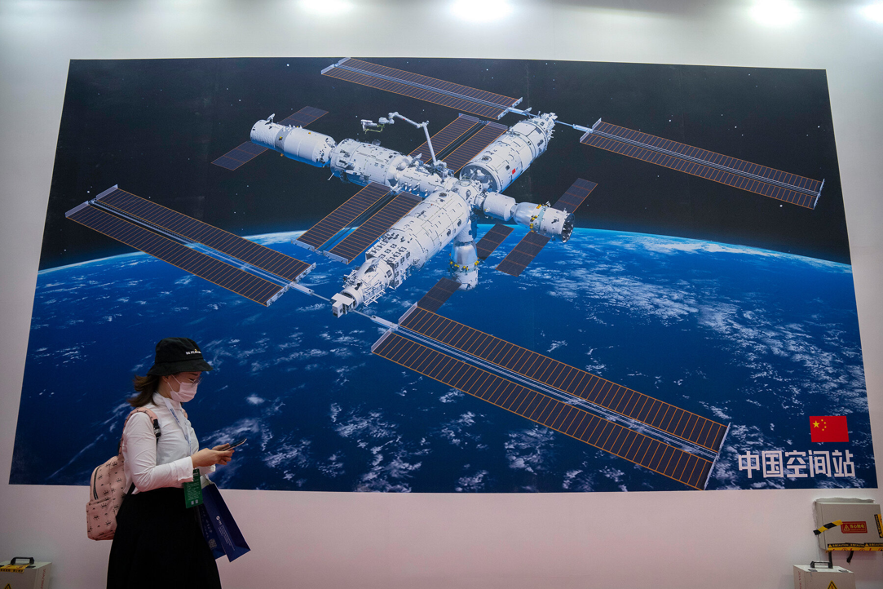 <p>Рисунок, изображающий китайскую космическую станцию, на Всемирной выставке роботов в Пекине, 11 сентября 2021 года</p>