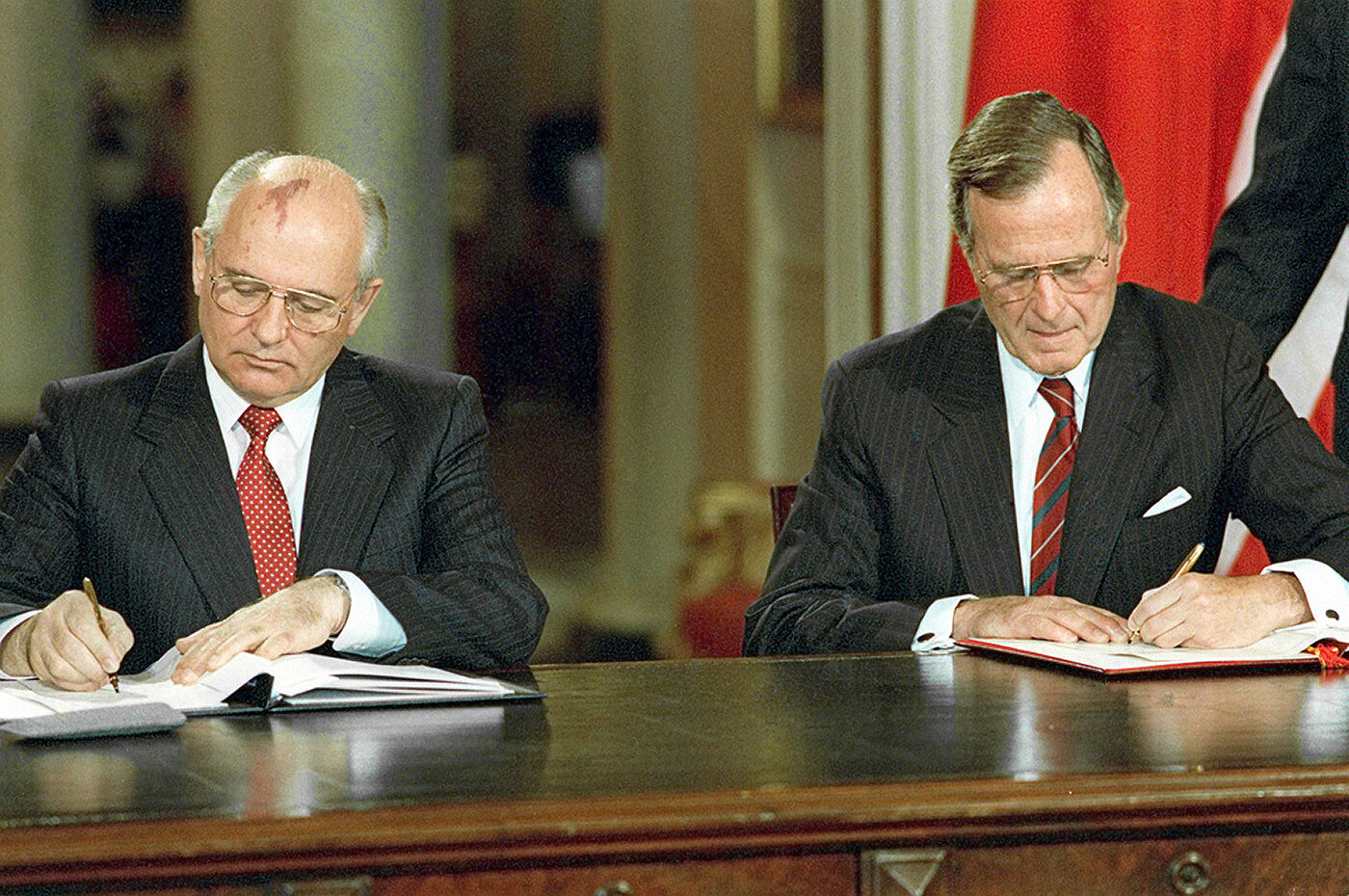 <p>Президенты СССР и США Михаил Горбачев и Джордж Буш в Вашингтоне, 1980</p>