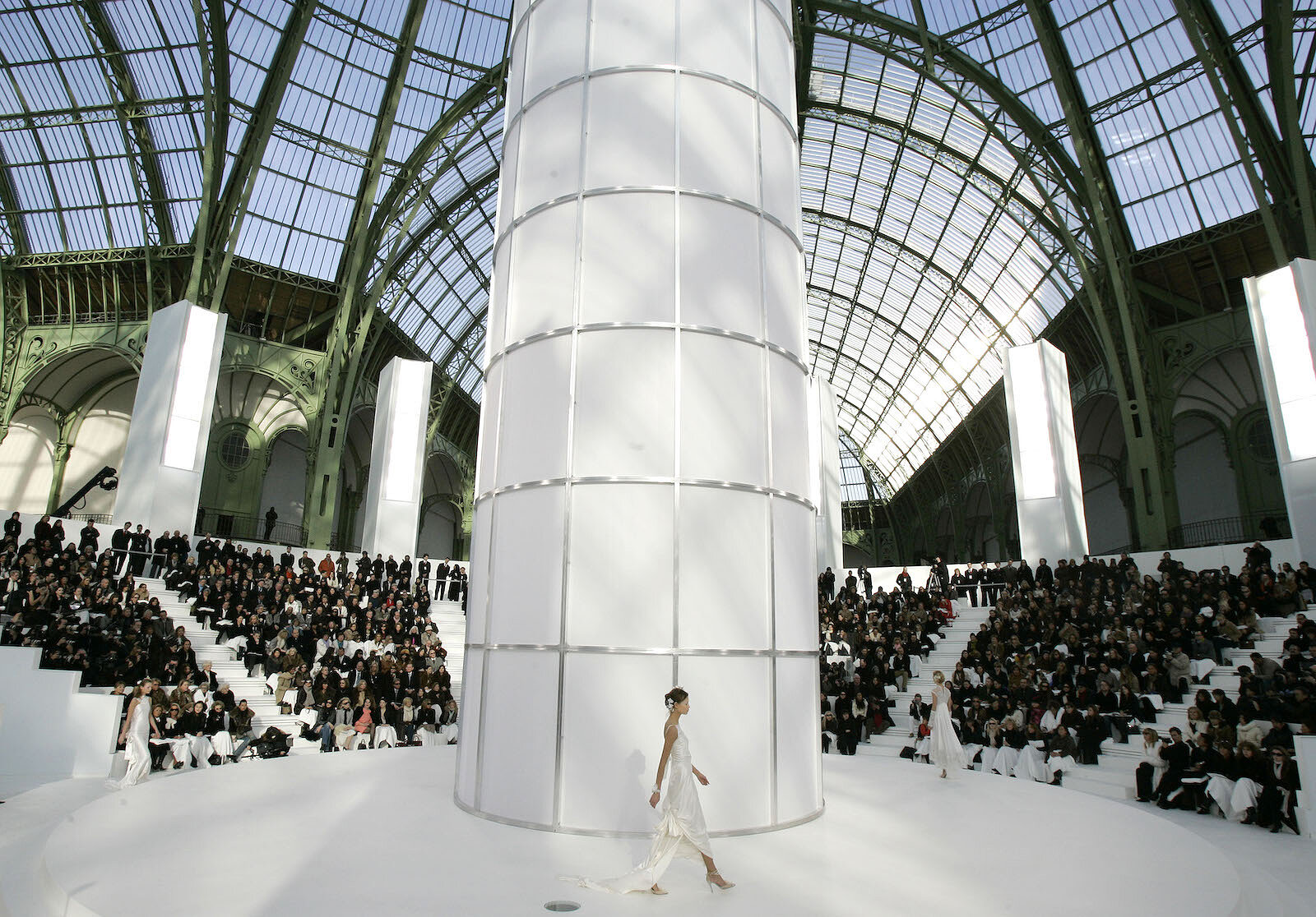 <p>Показ коллекции&nbsp;Лагерфельда для&nbsp;Chanel в Большом дворце в Париже в 2006 году.</p>