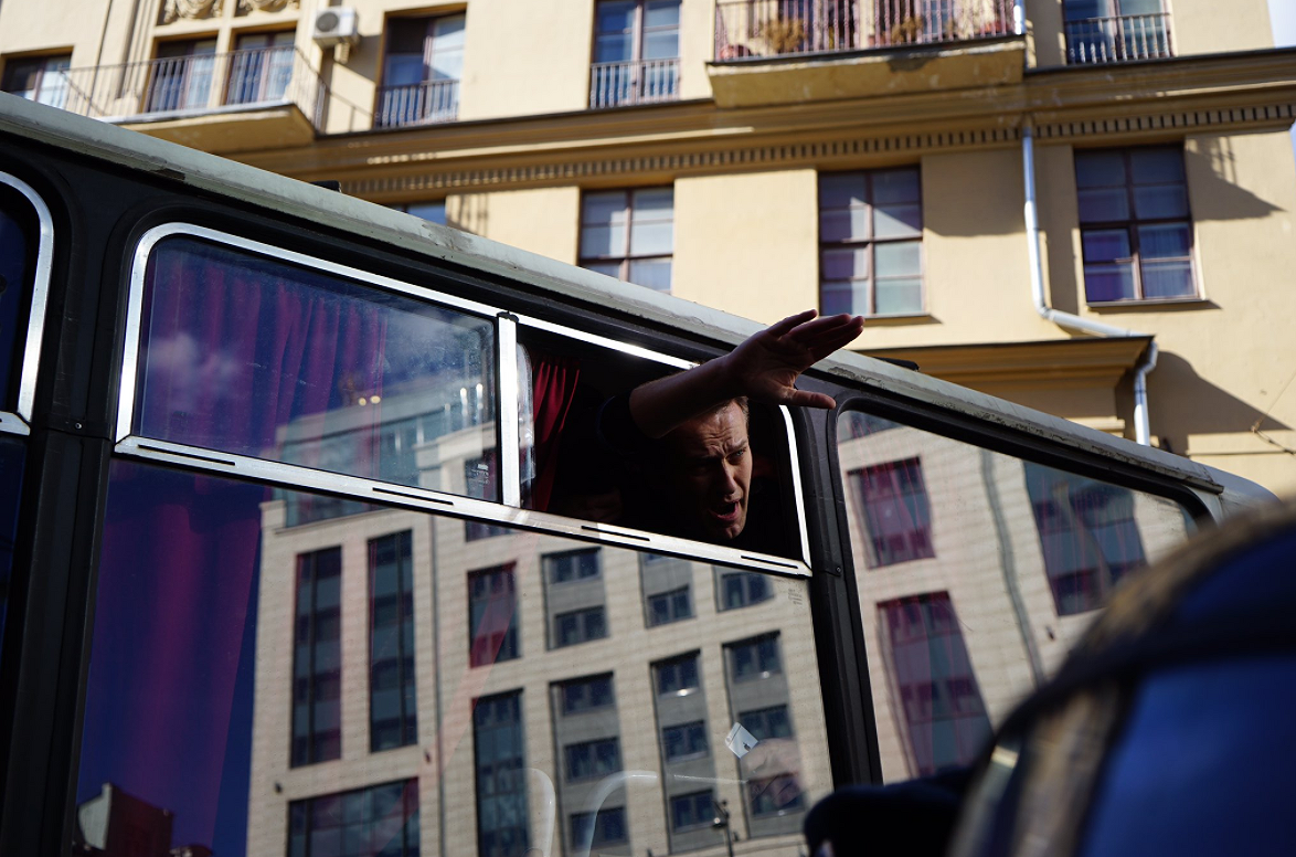 <p>Алексей Навальный в автозаке во время несогласованной акции &laquo;Он вам не Димон&raquo; в Москве.</p>