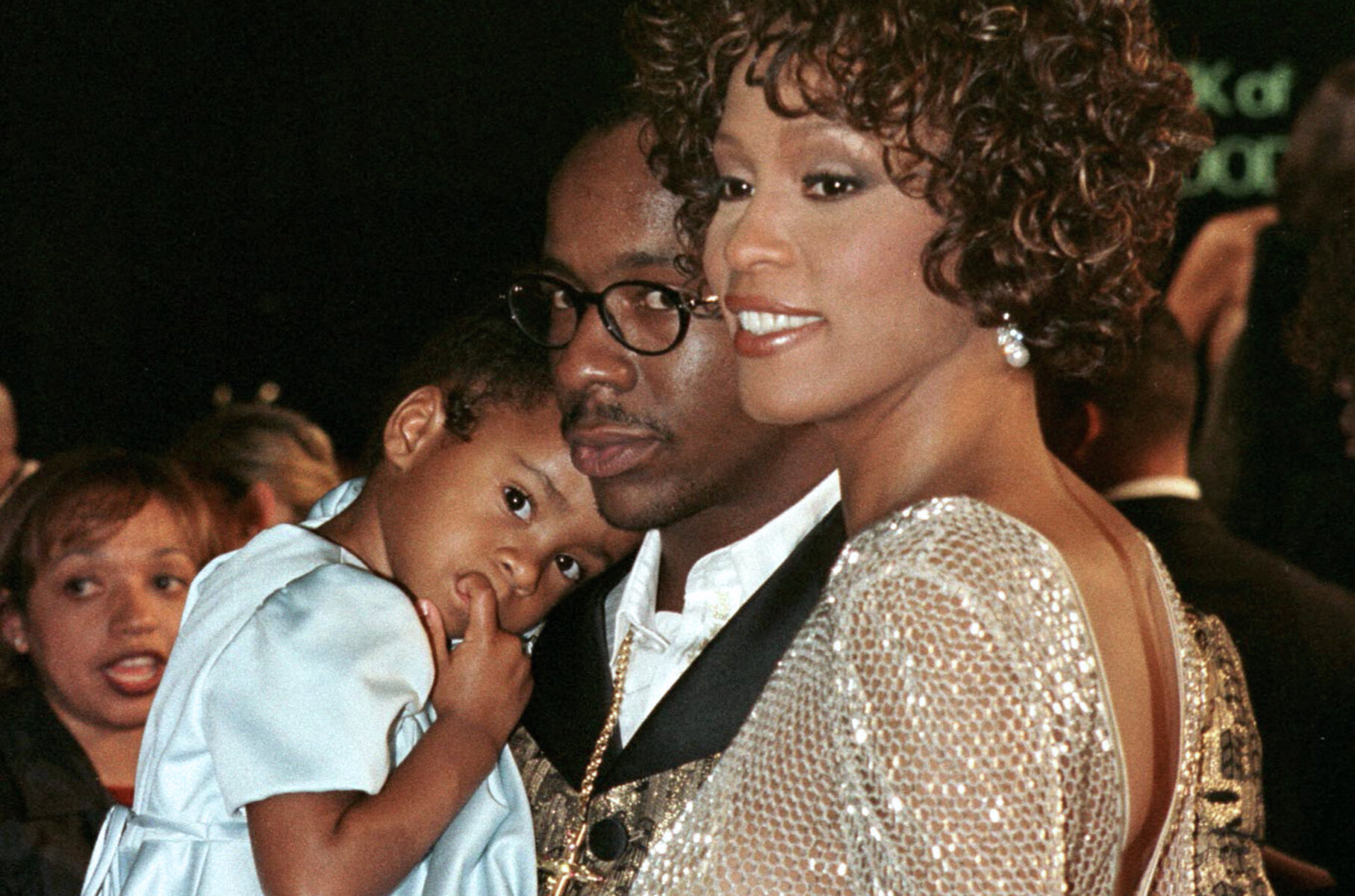 <p>В 1989 году Уитни создала благотворительный фонд The Whitney Houston Foundation For Children. Вместо подарков на свою свадьбу в 1992 году певица попросила гостей сделать пожертвования в ее фонд помощи детям.</p>

<p><em>На фото: с мужем Бобби Брауном и дочерью Кристиной</em></p>