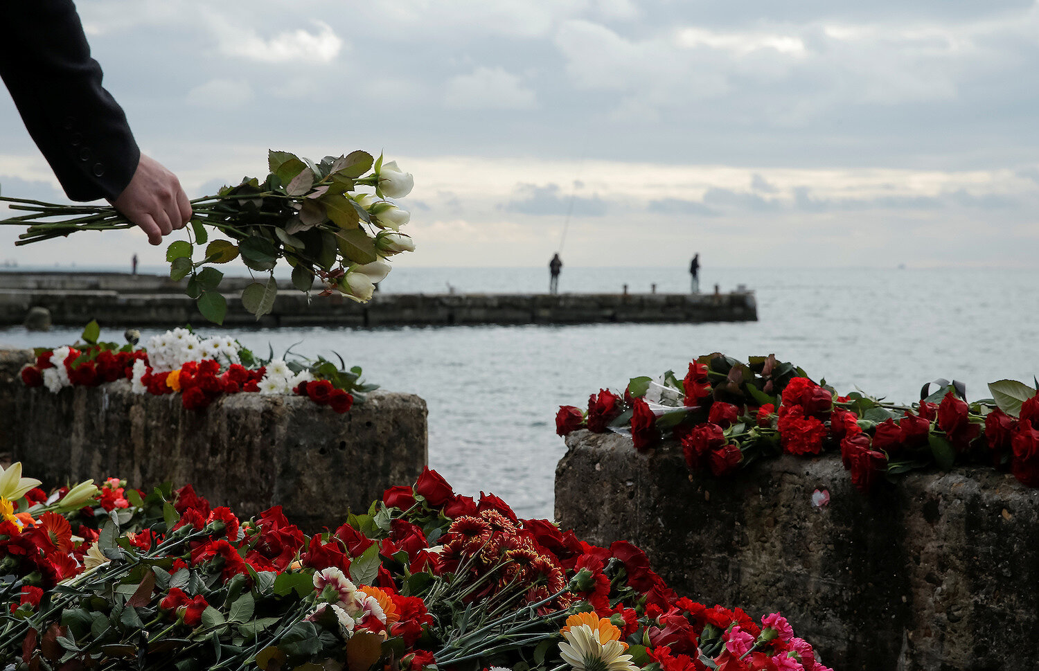 <p>26 декабря. Сочи, Россия. Люди приносят цветы к берегу Черного моря в память о погибших в авиакатастрофе самолета Минобороны Ту-154. На борту находились 92 человека.</p>