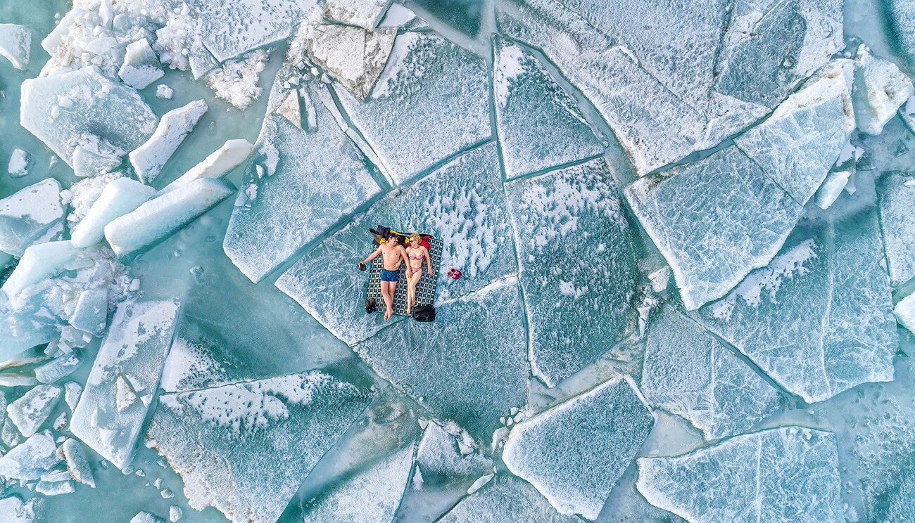 Beach Season. <p>Пара загорает на льду Капчагайского&nbsp;водохранилища в -10 градусов по Цельсию в феврале, Капчагай, Казахстан</p>