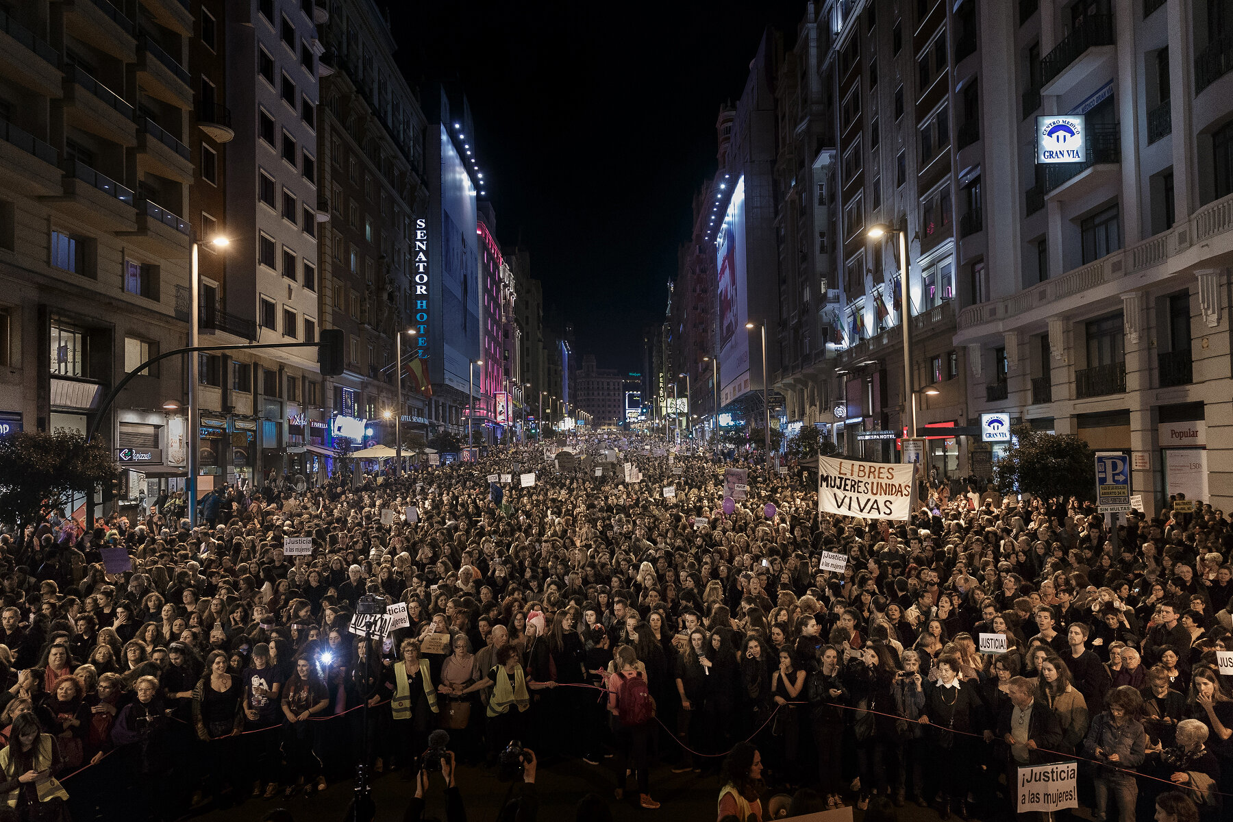 <p>Демонстранты во время акции протеста по случаю Международного женского дня в Мадриде, Испания.</p>