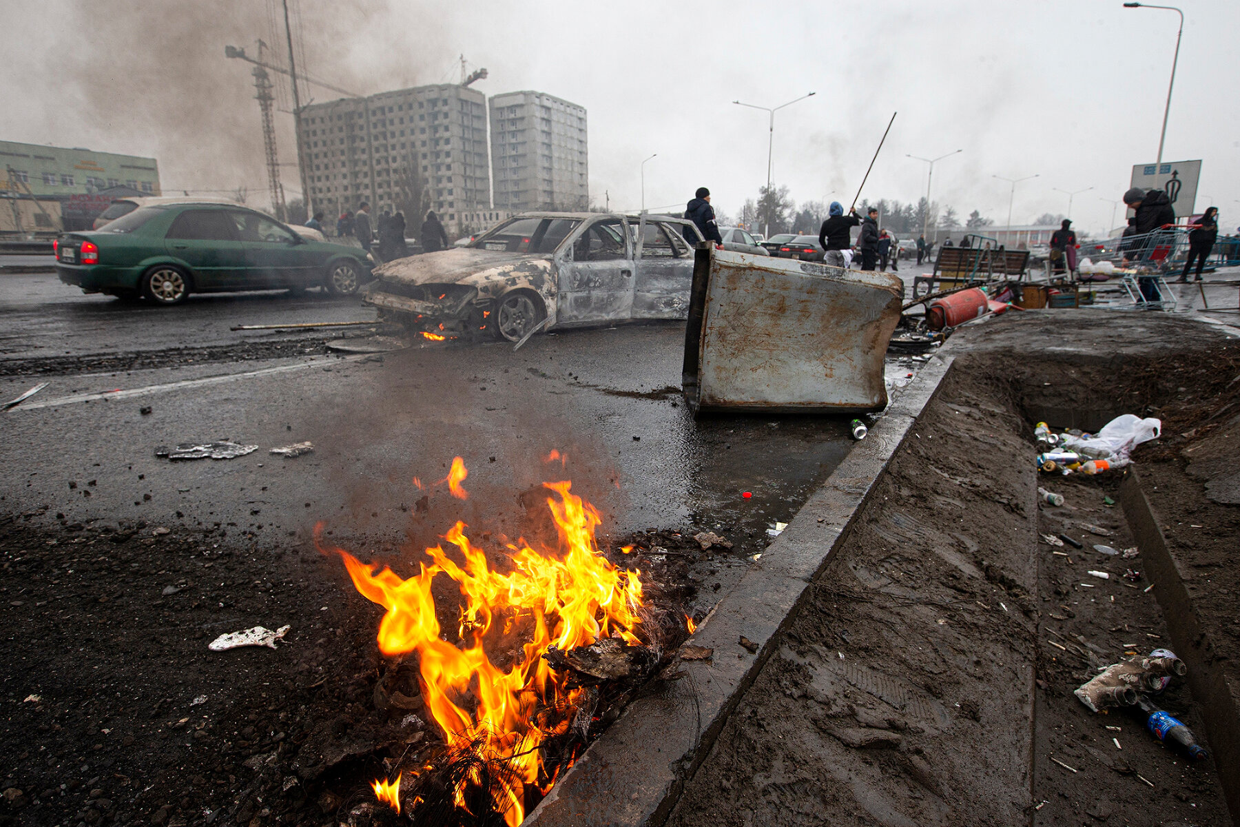 <p>Сгоревшие в ходе столкновений машины в Алматы, 7 января 2022 года.</p>