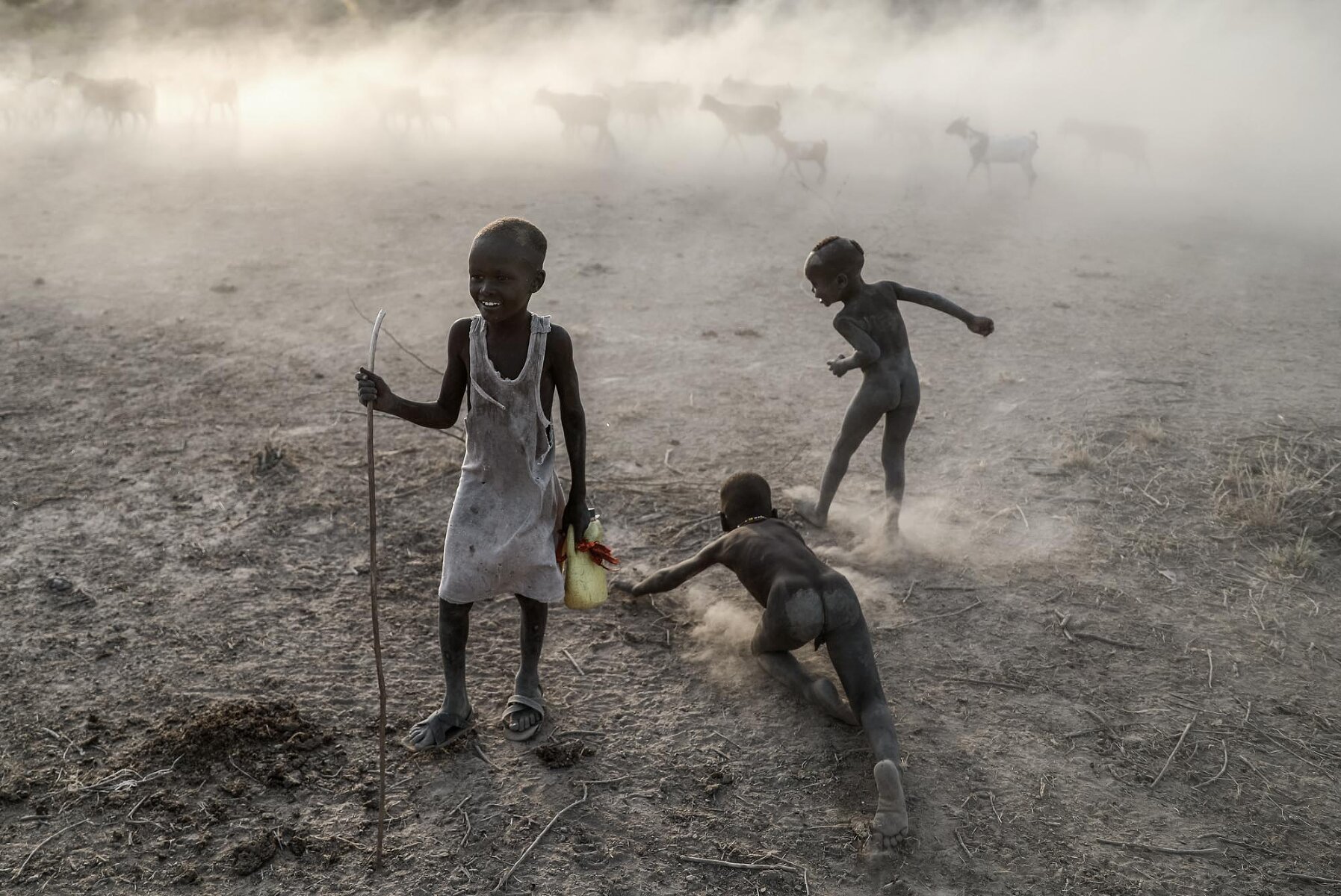 <p>Дети племени играют во время дневного перехода племени</p>