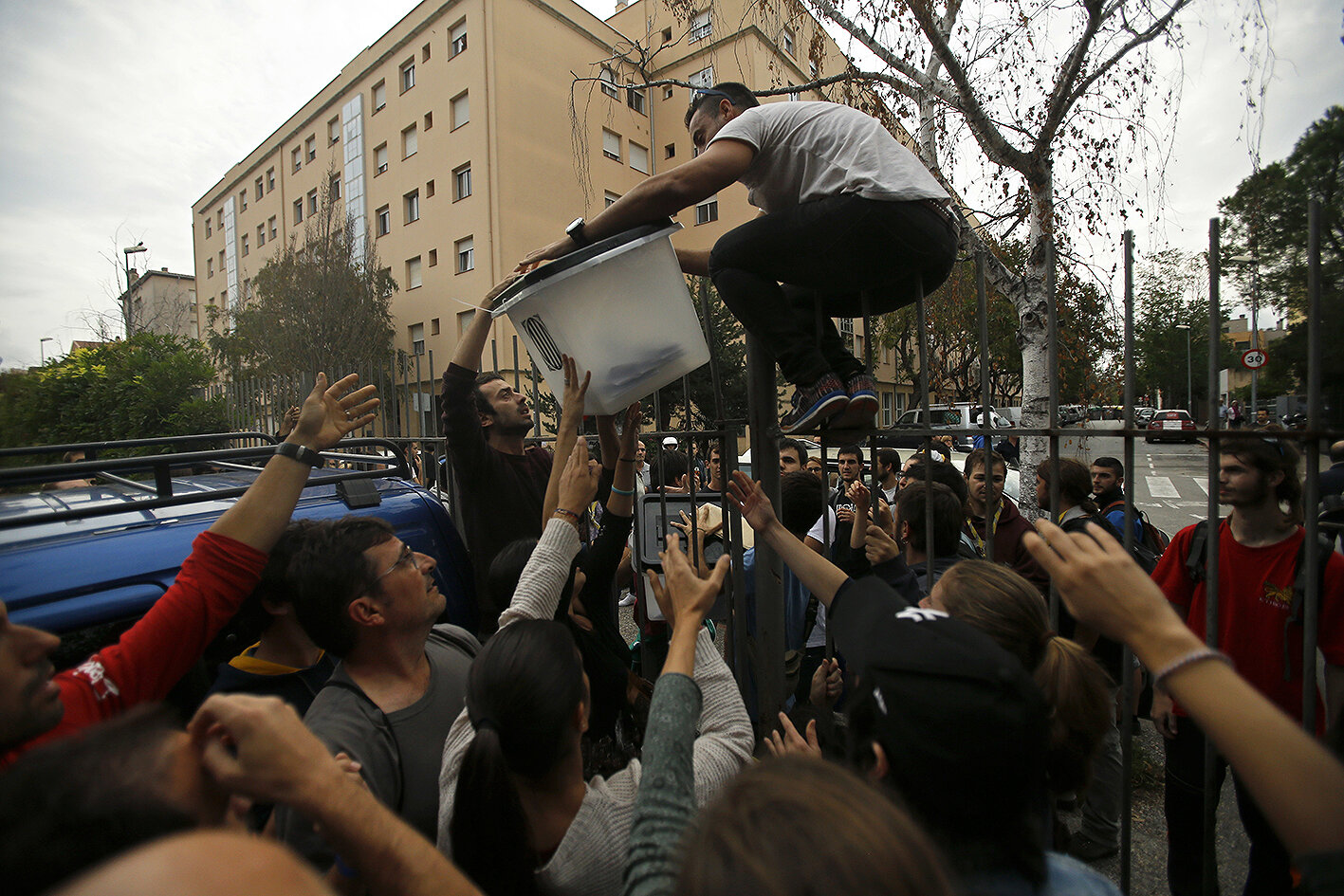 <p>Сотрудник участка выносит избирательную урну, чтобы ее не забрала испанская полиция.</p>