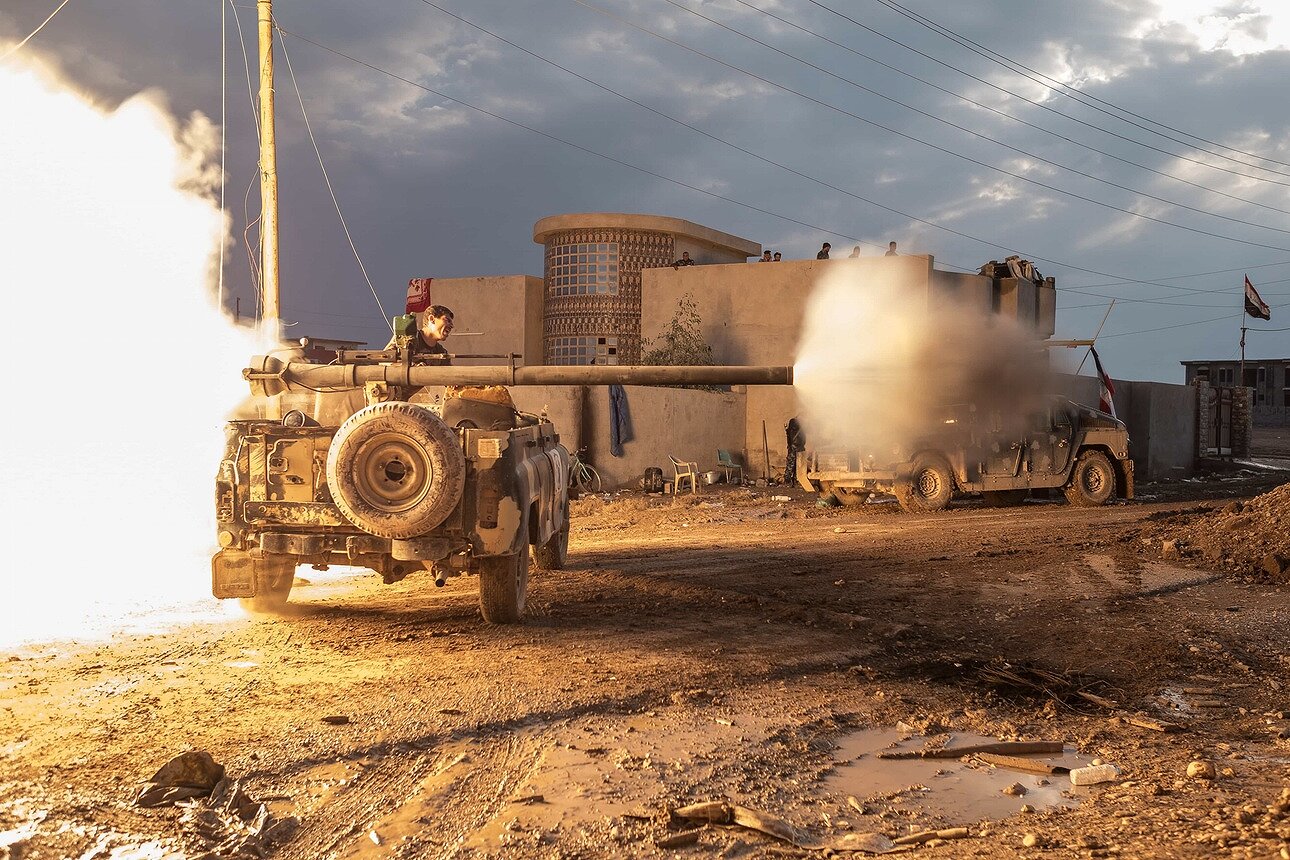 <p>На переднем плане &mdash; броневик иракского спецназа. Массивные танки непригодны для этой местности с ее узкими улицами и переулками. Иракская федеральная полиция стреляет из установленной на джип пушки в дом, занятый боевиками ИГИЛ на юго-востоке Мосула.</p>