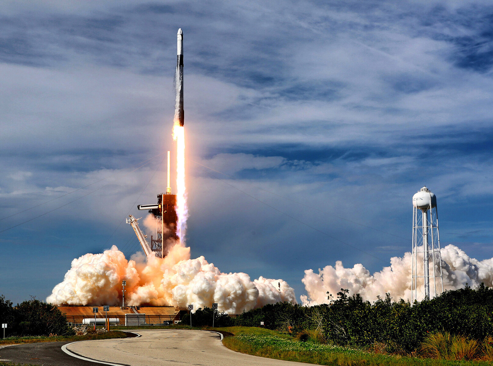 США. <p><strong>На фотографии&nbsp;&mdash;</strong> ракета-носитель Falcon 9&nbsp;компании SpaceX с грузовым кораблем Dragon 2 стартует с космодрома на мысе Канаверал, чтобы доставить груз на МКС 6 декабря 2020 года. Falcon 9 в 2020 году с 25 запусками&nbsp;<a href="https://rg.ru/2021/01/04/rossijskaia-raketa-soiuz-zaniala-vtoroe-mesto-v-mire-po-chislu-puskov.html" target="_blank">стала лидером</a> по количеству пусков в мире, опередив &laquo;Союзы&raquo; с 15 запусками. При этом из 25 ракет компании 23 успешно вернулись обратно на Землю &mdash; именно на технологию&nbsp;многоразового использования носителей рассчитывал Маск, начиная коммерческие полеты в космос.</p>