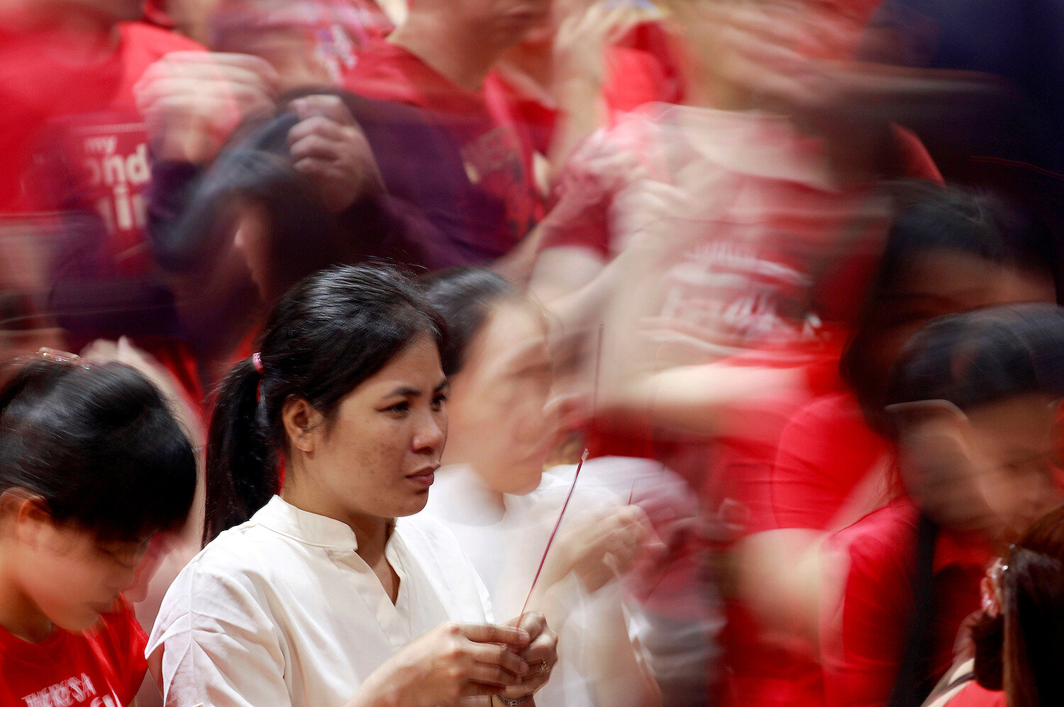 <p>Женщина зажигает ароматическую палочку в храме в Бинондо в Маниле (Филиппины)&nbsp;</p>