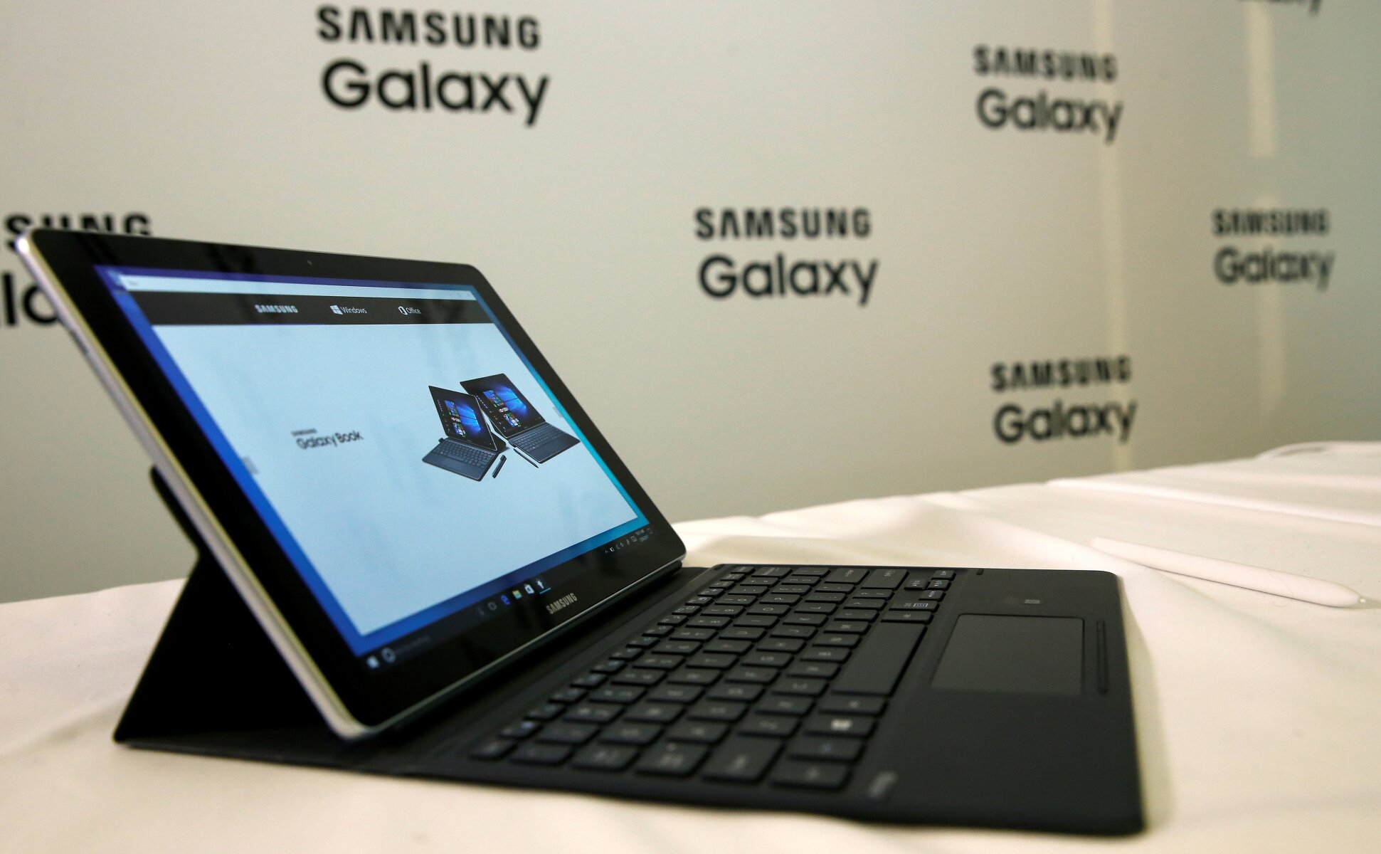 <p><strong>Samsung&rsquo;s Galaxy Book&nbsp;</strong></p>

<p>В этом году корейская компания не привезла в Барселону новые&nbsp;модели телефона, представив вместо них гибридные планшеты. В предыдущей&nbsp;модели Galaxy TabPro S Samsung позаимствовала и улучшила многие идеи у линейки Microsoft Surface. Представленные в этом году модели пошли еще дальше, отмечает The Verge. Оба планшета &mdash; Galaxy Book 10 и 12 &mdash; выполнены в алюминиевом корпусе и отличаются размером экрана и начинкой.&nbsp;Galaxy Book&nbsp;10 оснащена Full HD&nbsp;TFT-дисплеем на&nbsp;10,6&nbsp;дюймов, процессором седьмого поколения Intel Core m3. У &laquo;старшей&raquo;&nbsp;модели экран Super AMOLED на&nbsp;12&nbsp;дюймов и&nbsp;разрешением 2160&times;1440&nbsp;пикселей, а также процессор Intel Core i5.Оба планшета работают на системе Windows и продаются с клавиатурой и стилусом S&nbsp;Pen. Он поддерживает функции создания быстрых заметок, редактирования PDF-файлов и&nbsp;Advanced Drawing &mdash; набор для профессионального рисования. Время работы планшетов без подзарядки 10&nbsp;и 10,5&nbsp;часов. Дата выхода и&nbsp;цена пока неизвестны.</p>