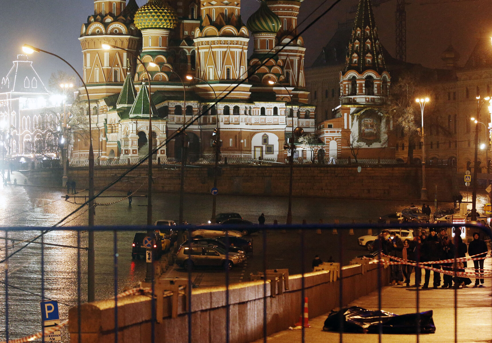 <p>Тело Бориса Немцова на Большом Москворецком мосту. Он был убит четырьмя выстрелами в спину. Заказчик убийства до сих пор не найден. Москва, 2015 год</p>