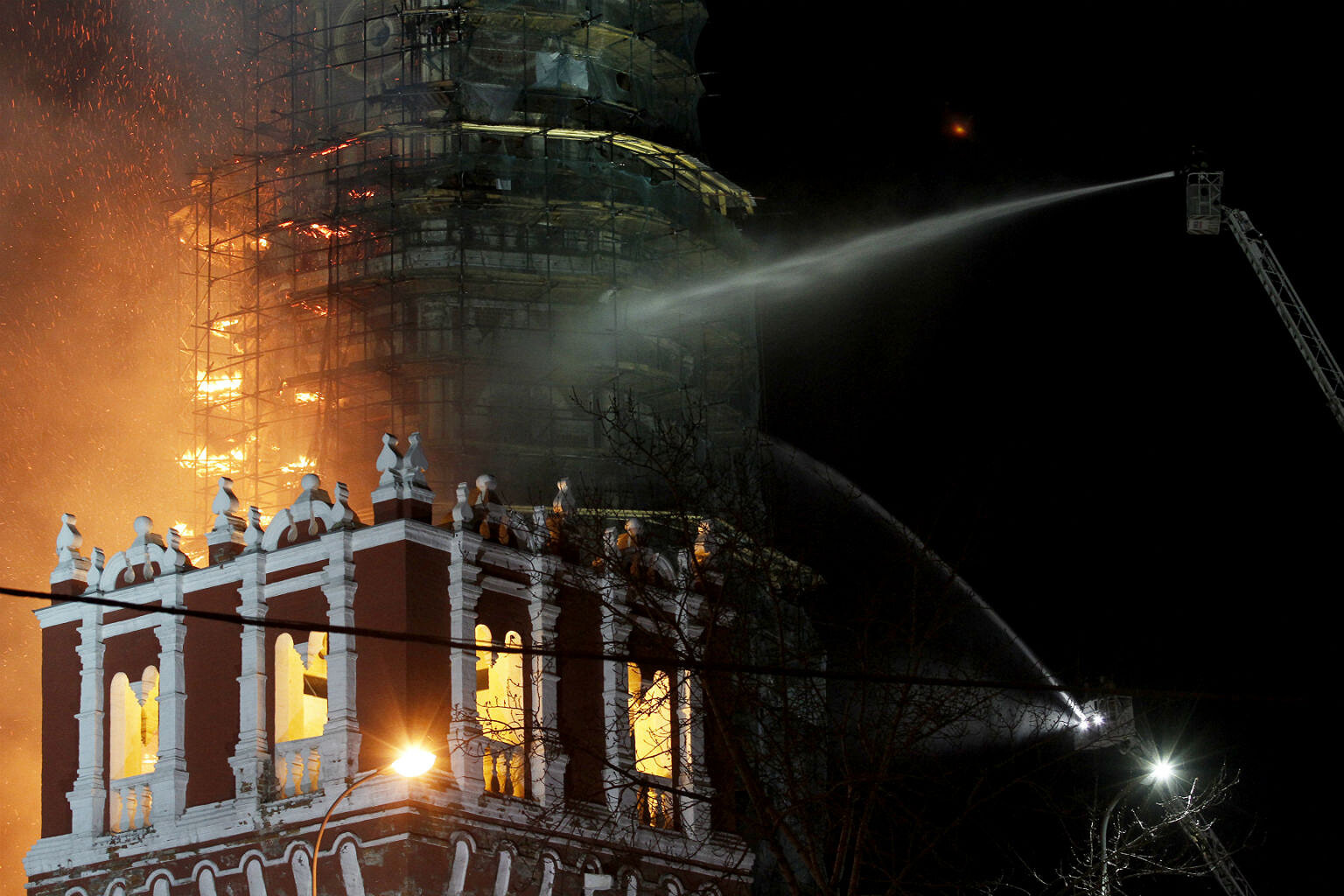 Пожар в Новодевичьем монастыре. Фото — агентство городских новостей «Москва».