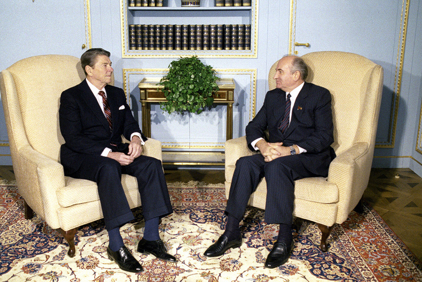 <p>Разговор Рональда Рейгана и Михаила Горбачева в Женеве, 1985</p>