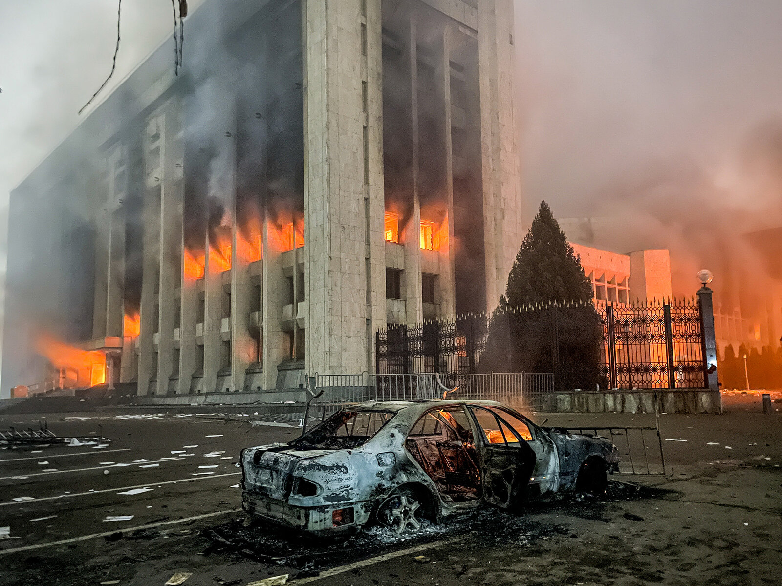 <p>Одним из самых ярких событий этих дней стал захват&nbsp;акимата, здания администрации&nbsp;Алматы, 5 января. После этого там <a href="http://tvrain.ru/news/v_almaty_protestujuschie_nachali_shturm_mestnoj_administratsii-545247/" target="_blank">начался </a>пожар.&nbsp;Перед зданием, по сообщениям СМИ, собралось около 10 тысяч человек, часть из которых пошла на штурм. До захвата из акимата успели вывести всех сотрудников.</p>