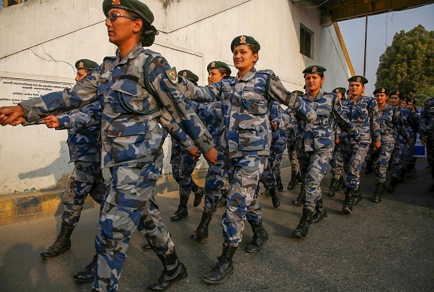 <p>Служащие в полиции женщины маршируют во время праздничной церемонии в Катманду, Непал</p>
