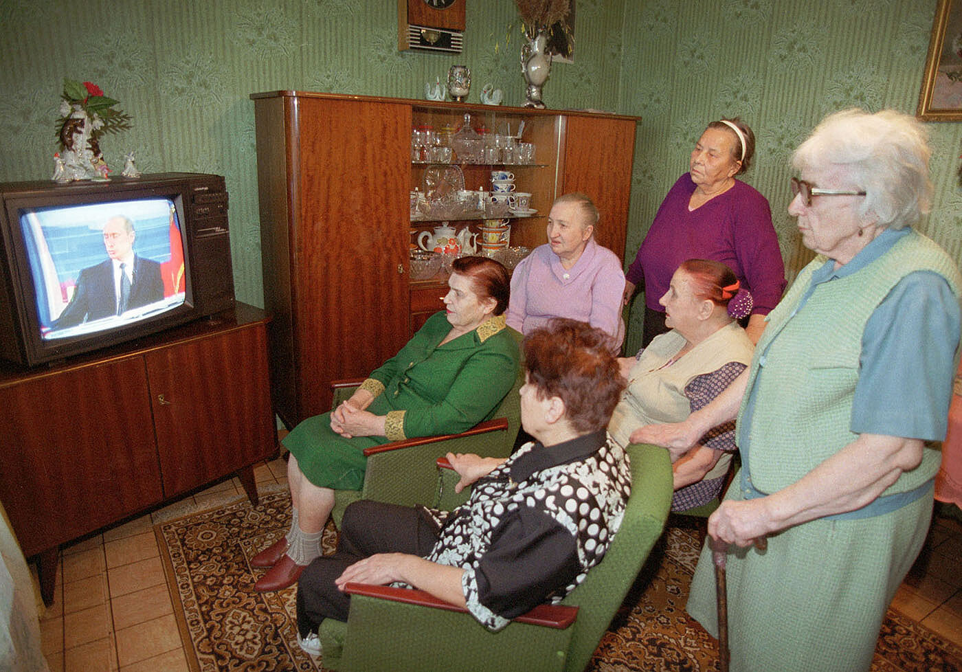 <p>Новосибирск, 2002 год. Пожилые люди наблюдают за трансляцией в Доме Ветеранов</p>