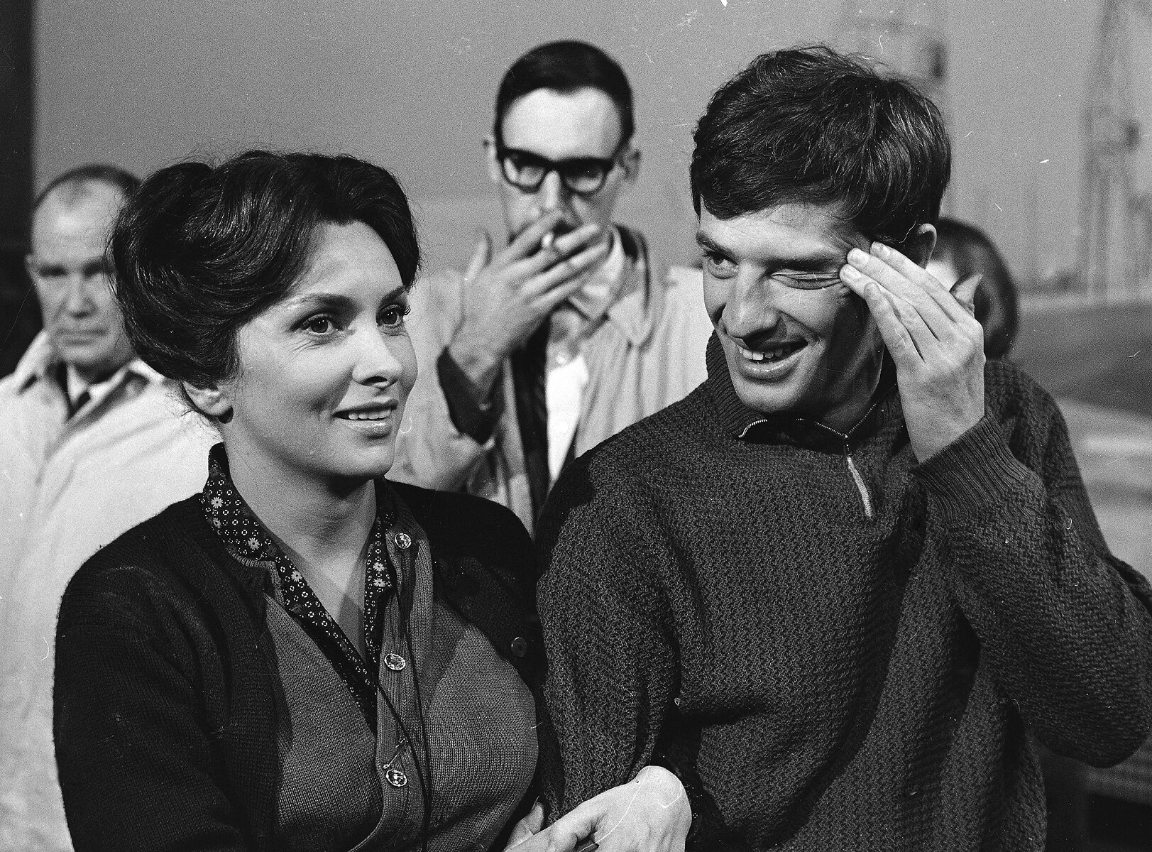 <p>Жан-Поль Бельмондо с итальянской актрисой Джиной Лоллобриджидой на съемках фильма &laquo;Бурное море&raquo;, 24 ноября&nbsp;1962 года. Фильм участвовал в 24-м Венецианском международном кинофестивале.</p>
