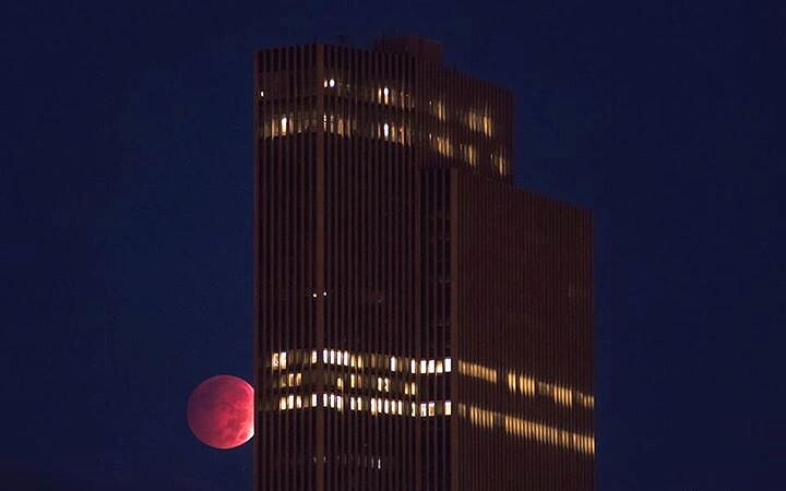 Луна приобретает красноватый оттенок, так как спутник попадает под тень, которую отбрасывает Земля.
Фото: Мэтт Поллок, фейсбук