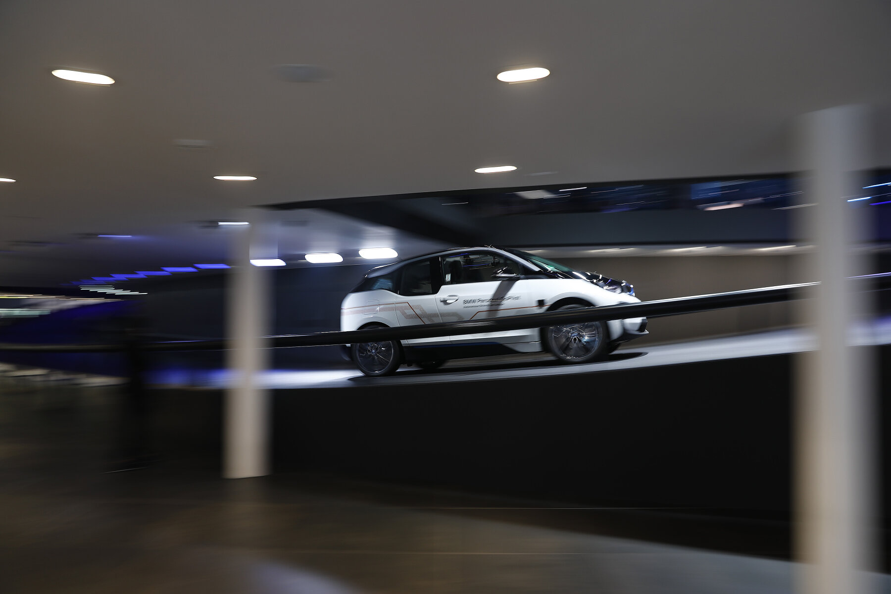 <p>Еще одна новинка BMW &mdash; сити-кар i3s с улучшенной динамикой движения в городе. Мощность электромотора &mdash; 184 лошадиных силы. Разгон за 100 км/ч происходит за 6,8 секунды. Без подзарядки автомобиль может преодолеть 160 километров.</p>