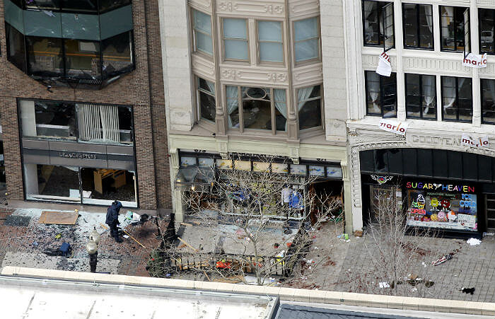 Последствия взрывов в Бостоне. Источник фото: AP Photo/Elise Amendola