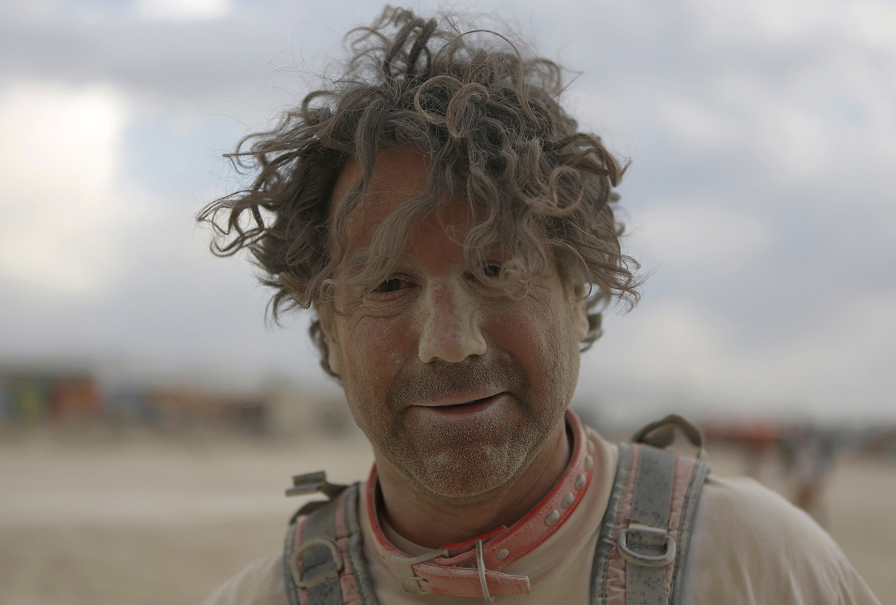 <p>Участник фестиваля Дэвид Хаффман после песчаной бури</p>