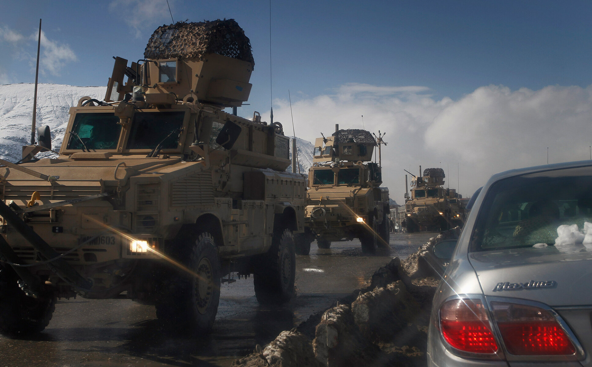 <p>Американский конвой едет по дороге в Кабуле, 8 февраля 2010 года</p>
