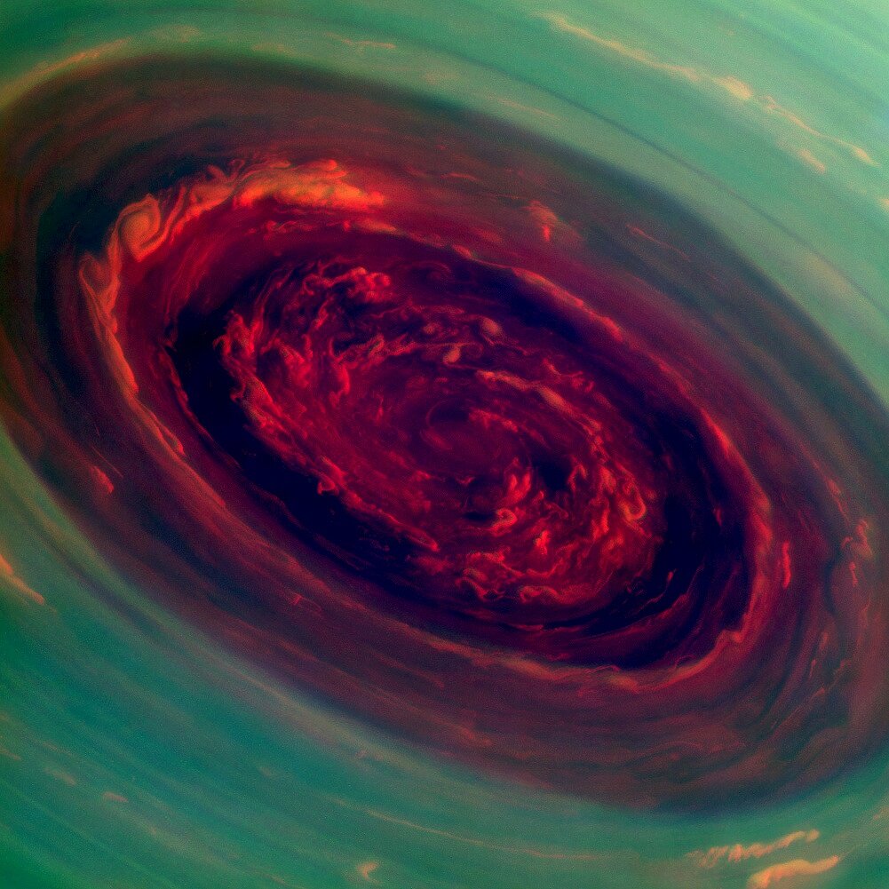 <p>Буря на Северном полюсе Сатурна. Ширина воронки &mdash; 2000 километров,&nbsp;скорость&nbsp;&mdash; 150 метров в секунду.</p>