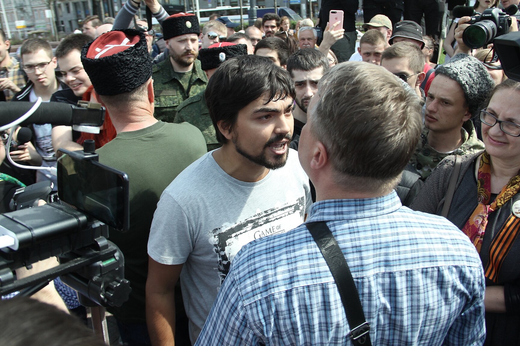 <p>Перед началом акции в Москве на Пушкинской площади собрались активисты НОД и люди в казачьей форме. Между ними и теми, кто пришел на акцию, завязался спор, который перерос в потасовку.&nbsp;</p>