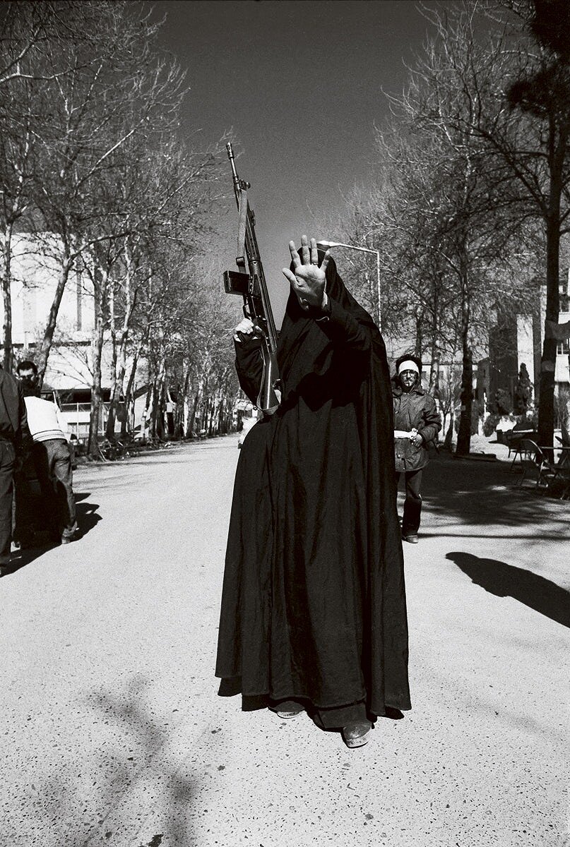 <p>Женщина в чадре с винтовкой G3 выбрасывает руку вперед, закрываясь от фотографа. Она была одной из тех, кто захватил Тегеранский университет через день после победы в Иране исламской революции аятоллы Хомейни.</p>