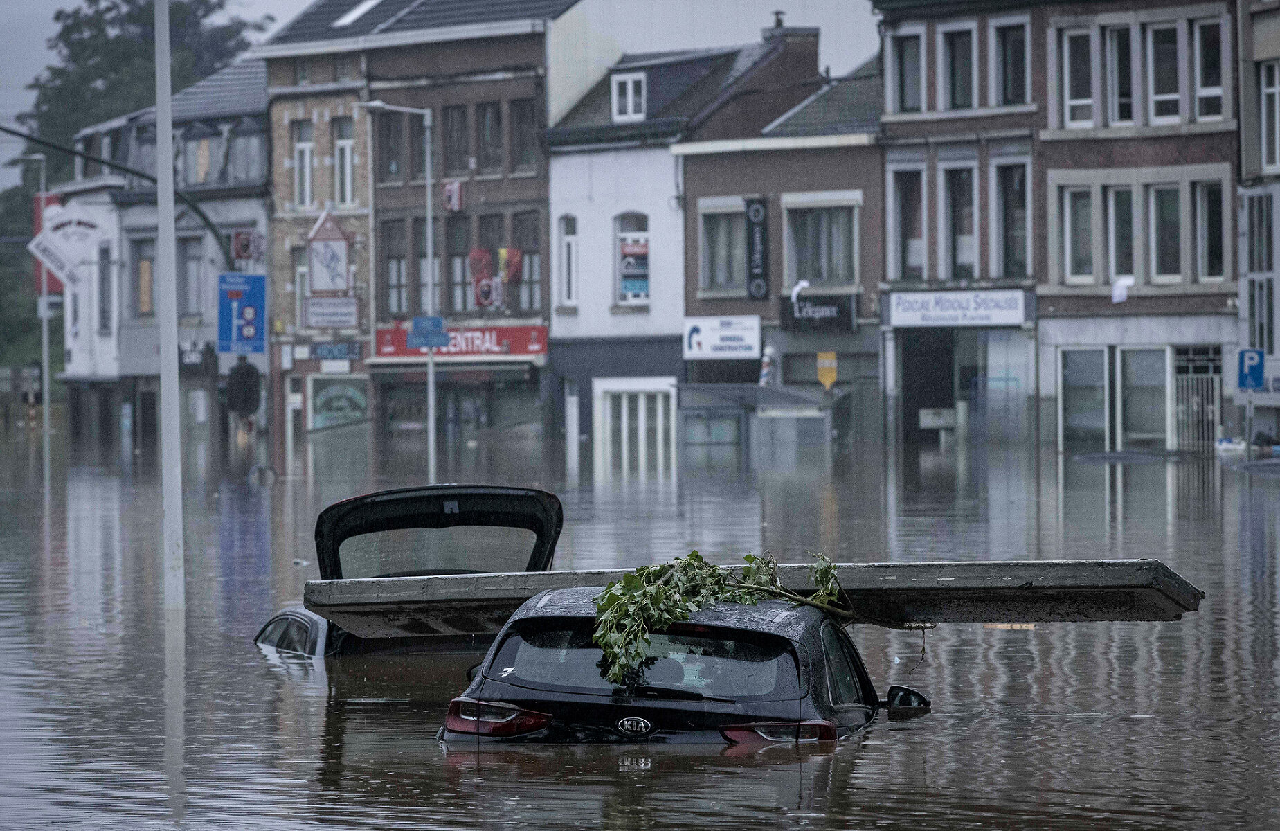 <p>Утонувшие&nbsp;машины&nbsp;в Льеже, Бельгия</p>