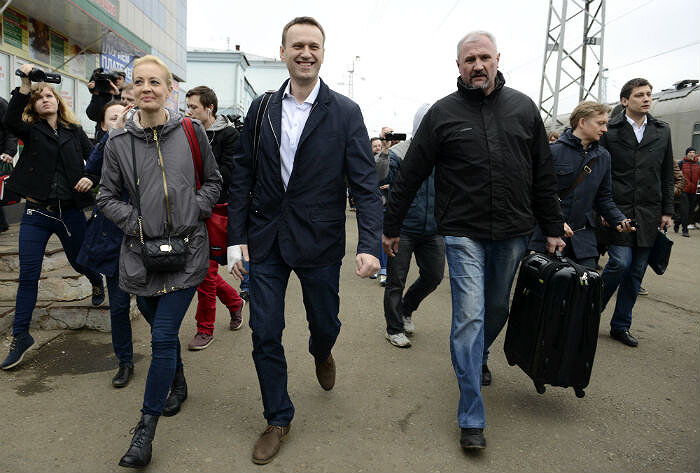 Алексей Навальный с женой Юлией, Киров, 17 апреля 2013. Источник фото: AP Photo/Mitya