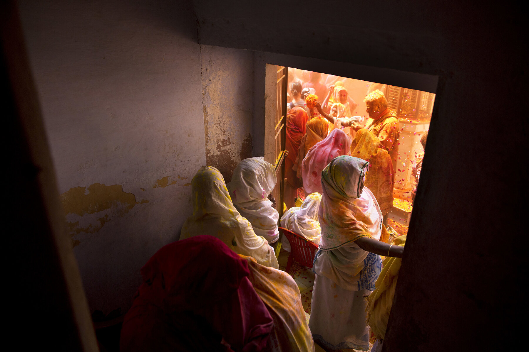 <p>Индийские вдовы, которым когда-то запретили участвовать в фестивале, бросают лепестки цветов и цветной порошок во время религиозного праздника прихода весны. По традиции некоторых областей Индии&nbsp;вдовы должны провести всю свою жизнь в одиночестве и трауре &mdash; отказаться от земных радостей, дни проводить только в молитвах. Считают, что они приносят несчастье.</p>