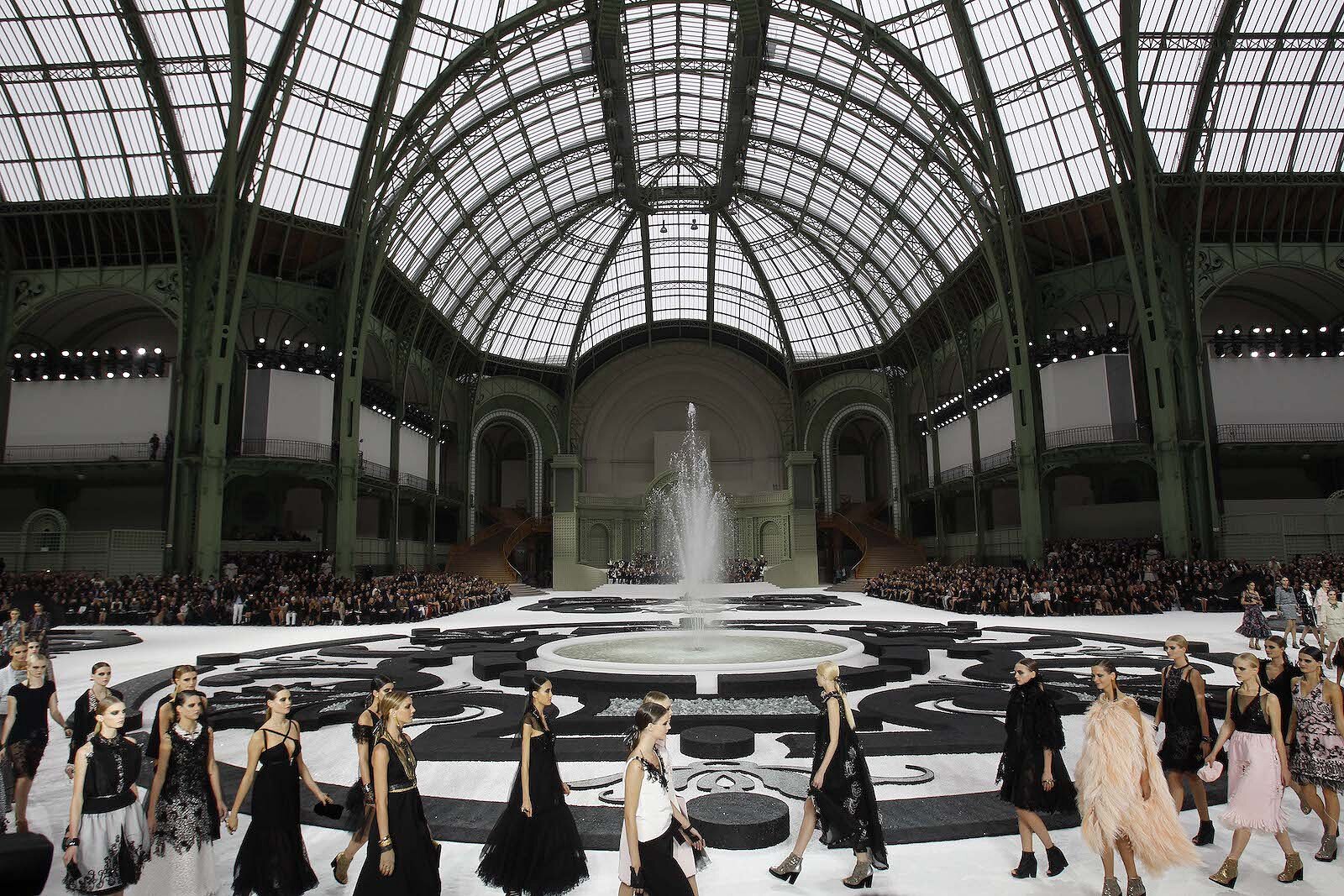<p>Тот же показ Chanel в Париже в 2010 году.</p>