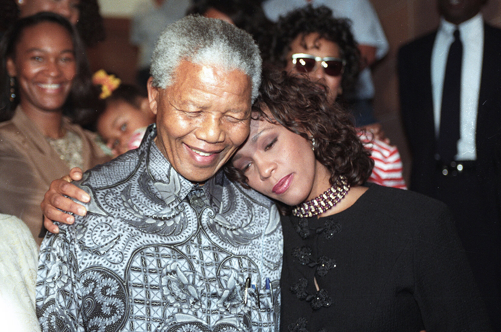 <p>Уитни Хьюстон была сторонником Нельсона Манделы и его движения, направленного против апартеида. В молодости, начиная карьеру модели, она отказывалась работать с агентствами, которые имели деловые отношения с тогдашним правительством ЮАР. А в 1988 году Уитни Хьюстон выступила на благотворительном концерте, посвященном 70-летию Манделы.</p>