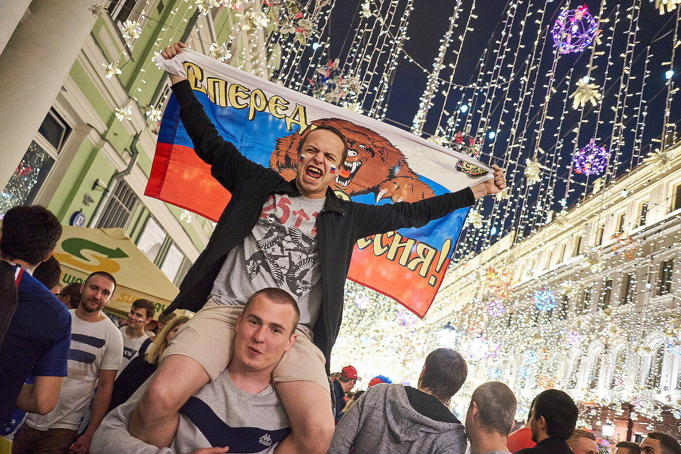 <p>Болельщики на Никольской улице во время Чемпионата мира по футболу в России. Москва, 2018 год</p>