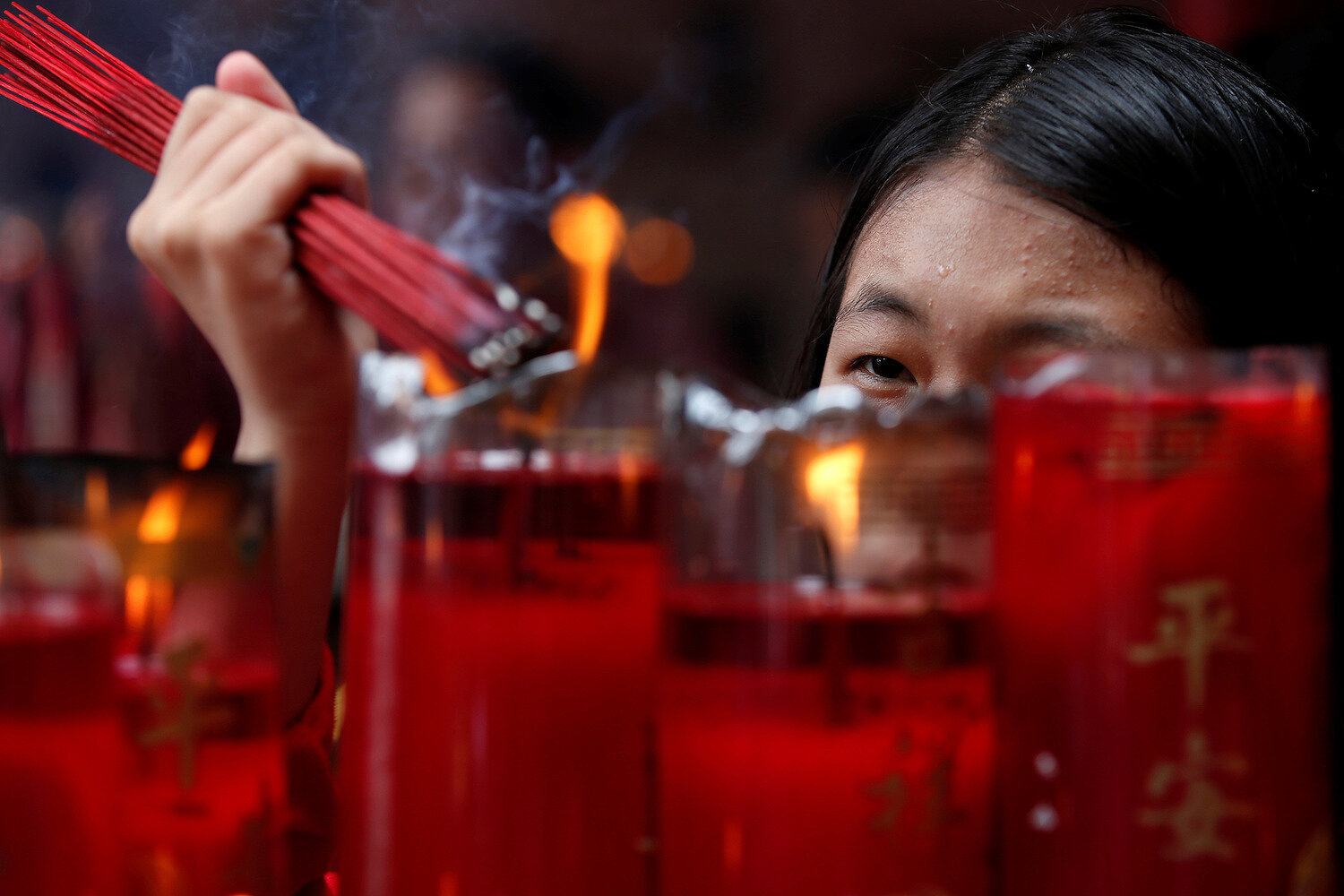 <p>Посетительница храма в Джакарте (Индонезия) зажигает ароматические палочки во время молитвы в честь Нового года</p>

<p>&nbsp;</p>