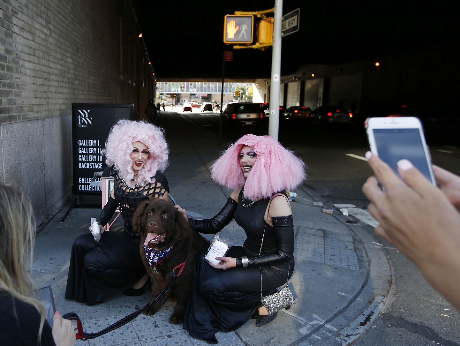 <p>Участники Недели моды в Нью-Йорке между показами</p>