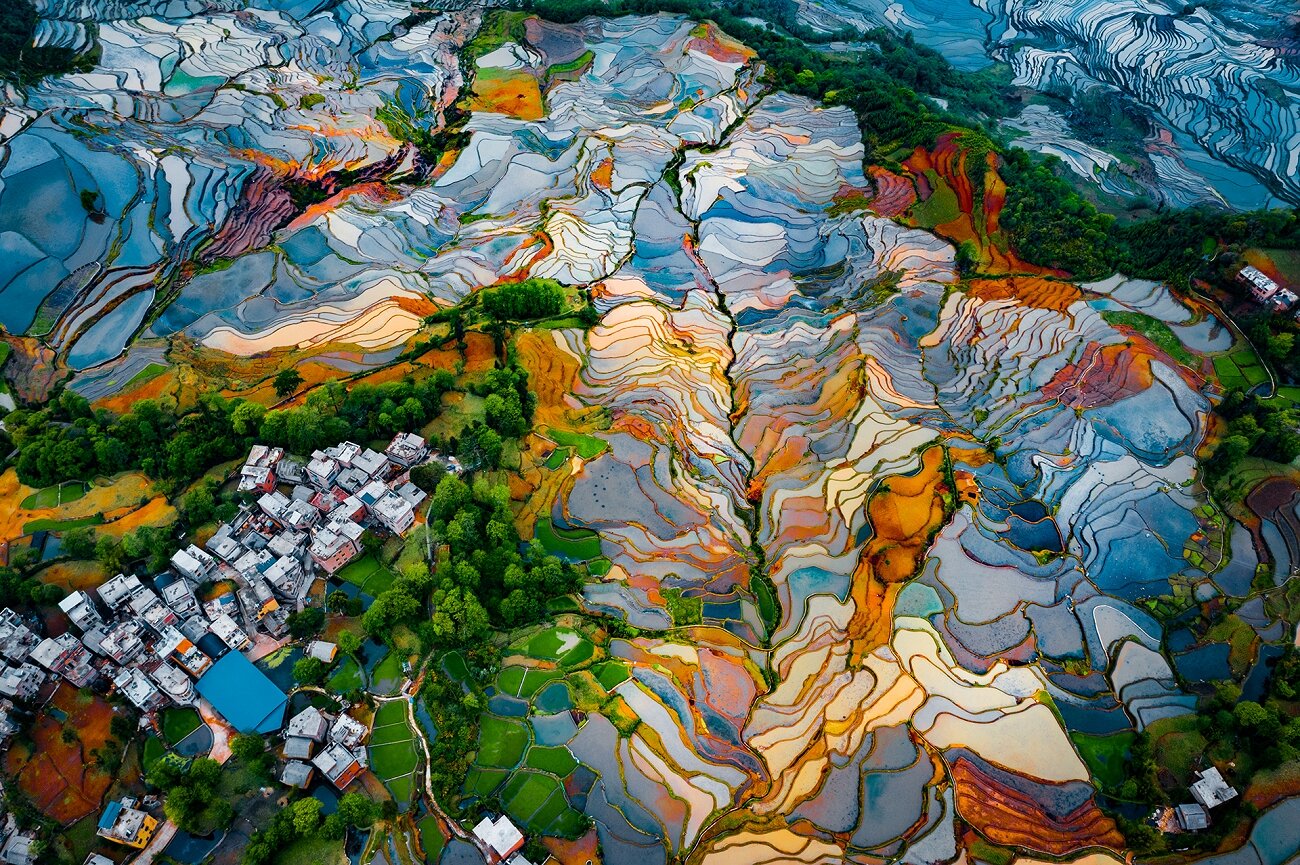Duoyishu Terraces. <p>Вид на рисовые террасы Дуойишу во время всхода посевов, провинция&nbsp;Юньнань, КНР</p>